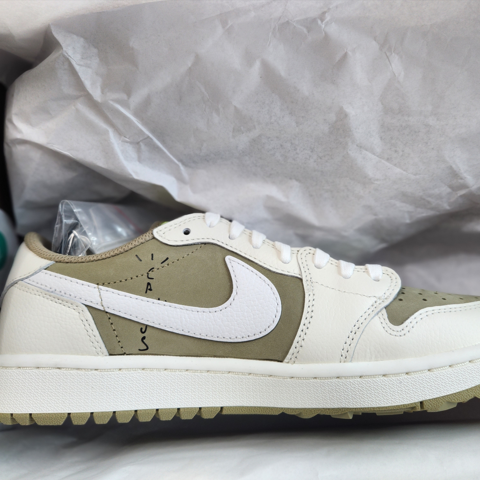 Jordan 1 x Travis Scott Retro Low Golf NRG Neutral Olive 착용 스타일 - 3