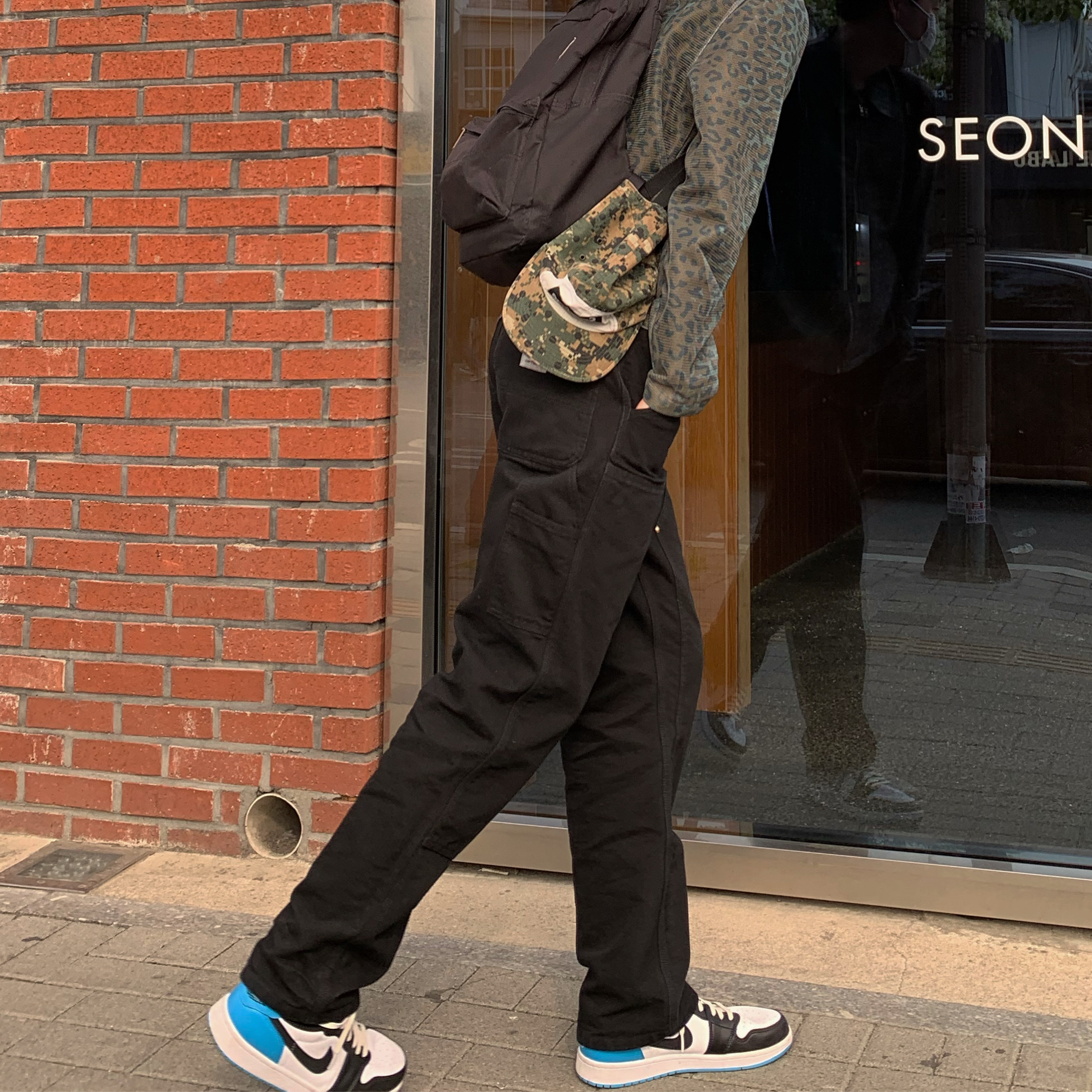 Jordan 1 Retro Low OG Black and Dark Powder Blue 착용 스타일 - 2