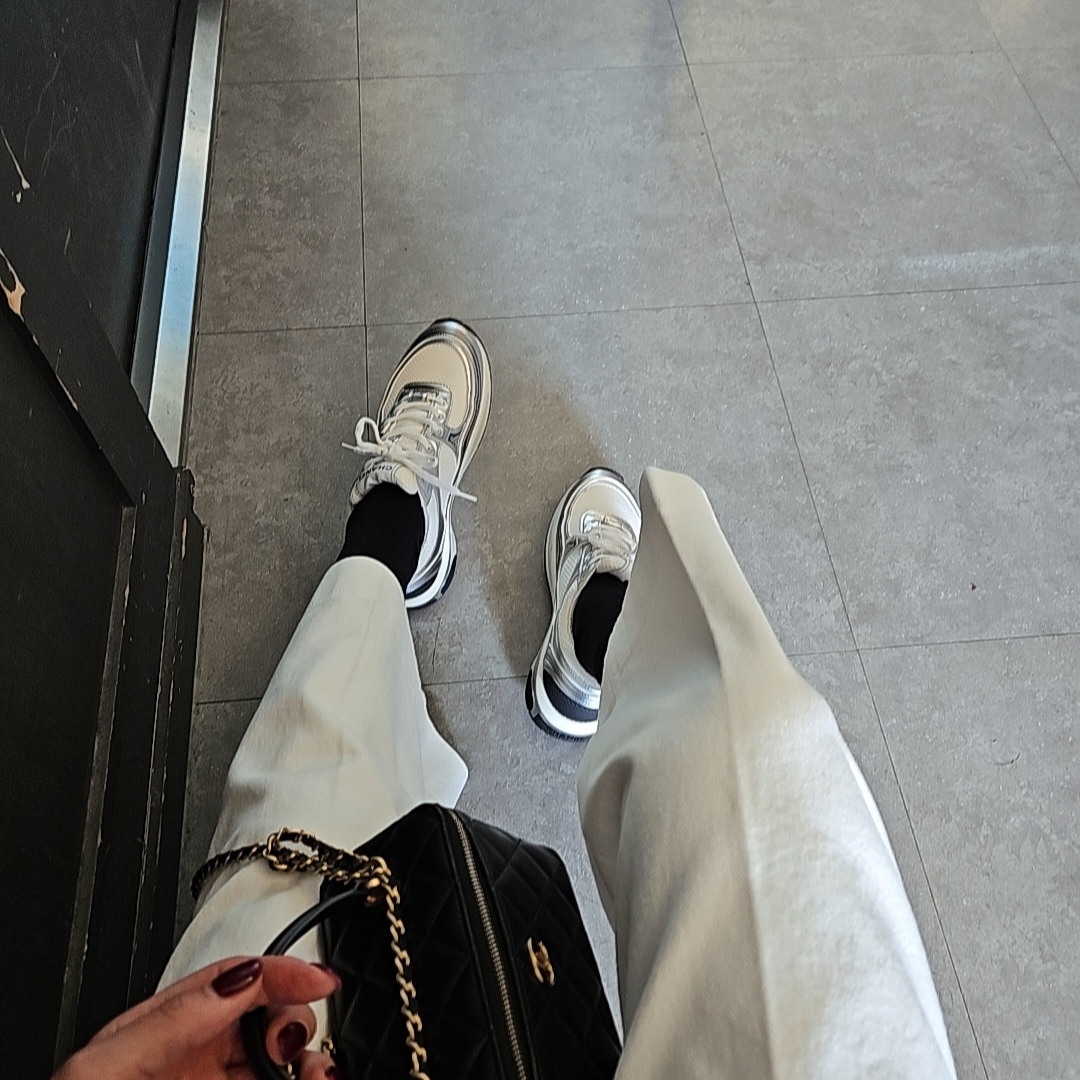 (W) Chanel Sneakers Fabric Laminated & White Silver, Chanel Vanity With Chain Lambskin & Gold Black 착용 스타일 - 3