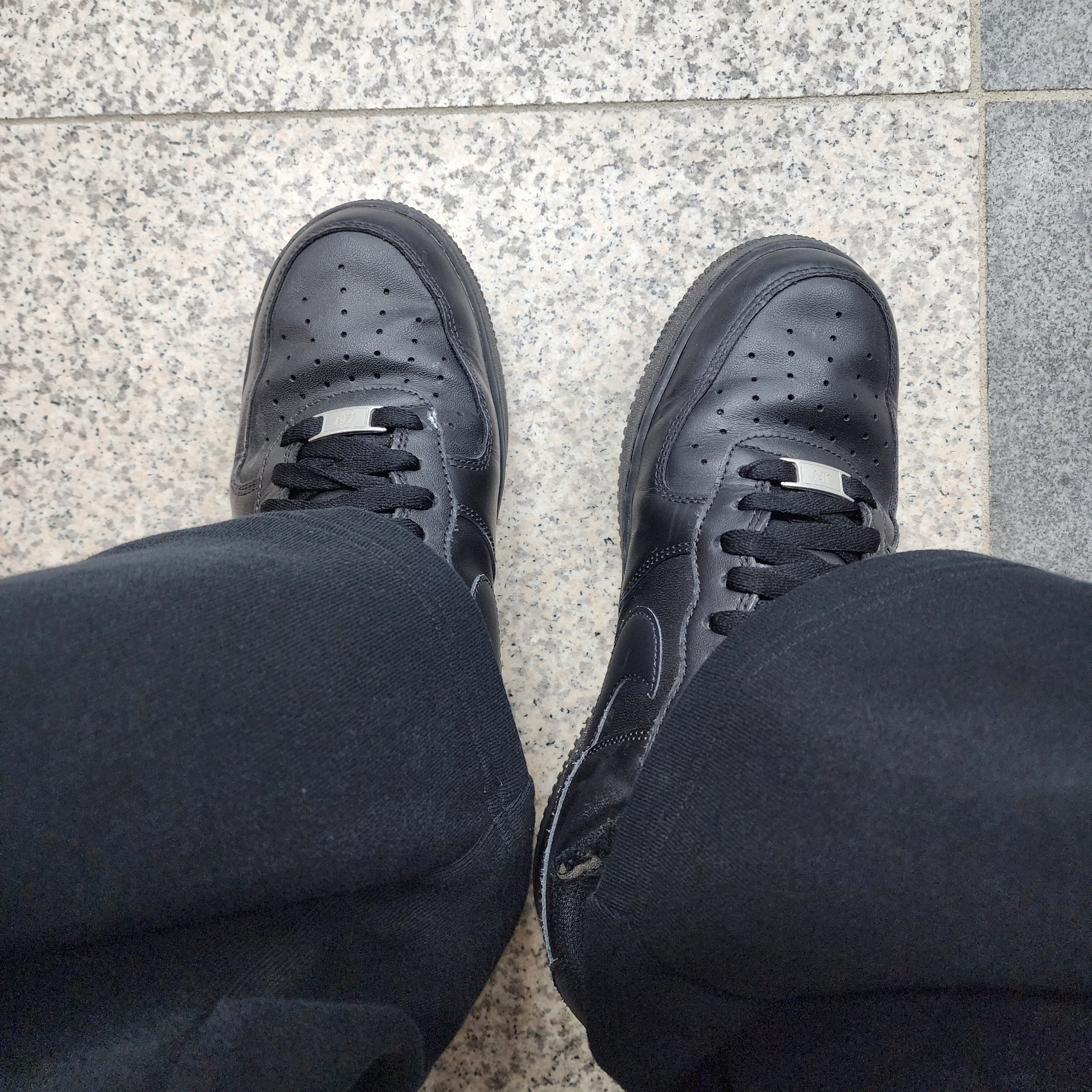 Nike Air Force 1 '07 Low Triple Black 착용 스타일