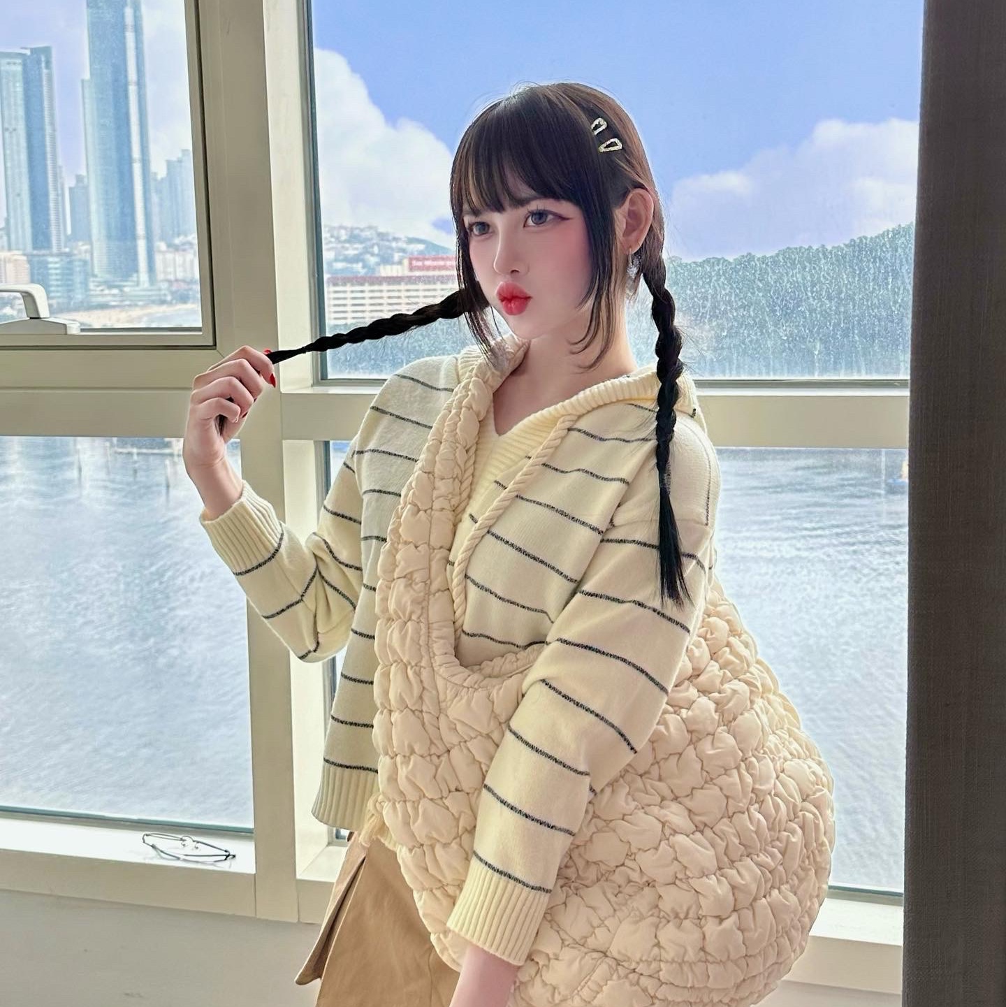 COS Quilted Oversized Shoulder Bag Off White Light Beige 착용 스타일 - 3