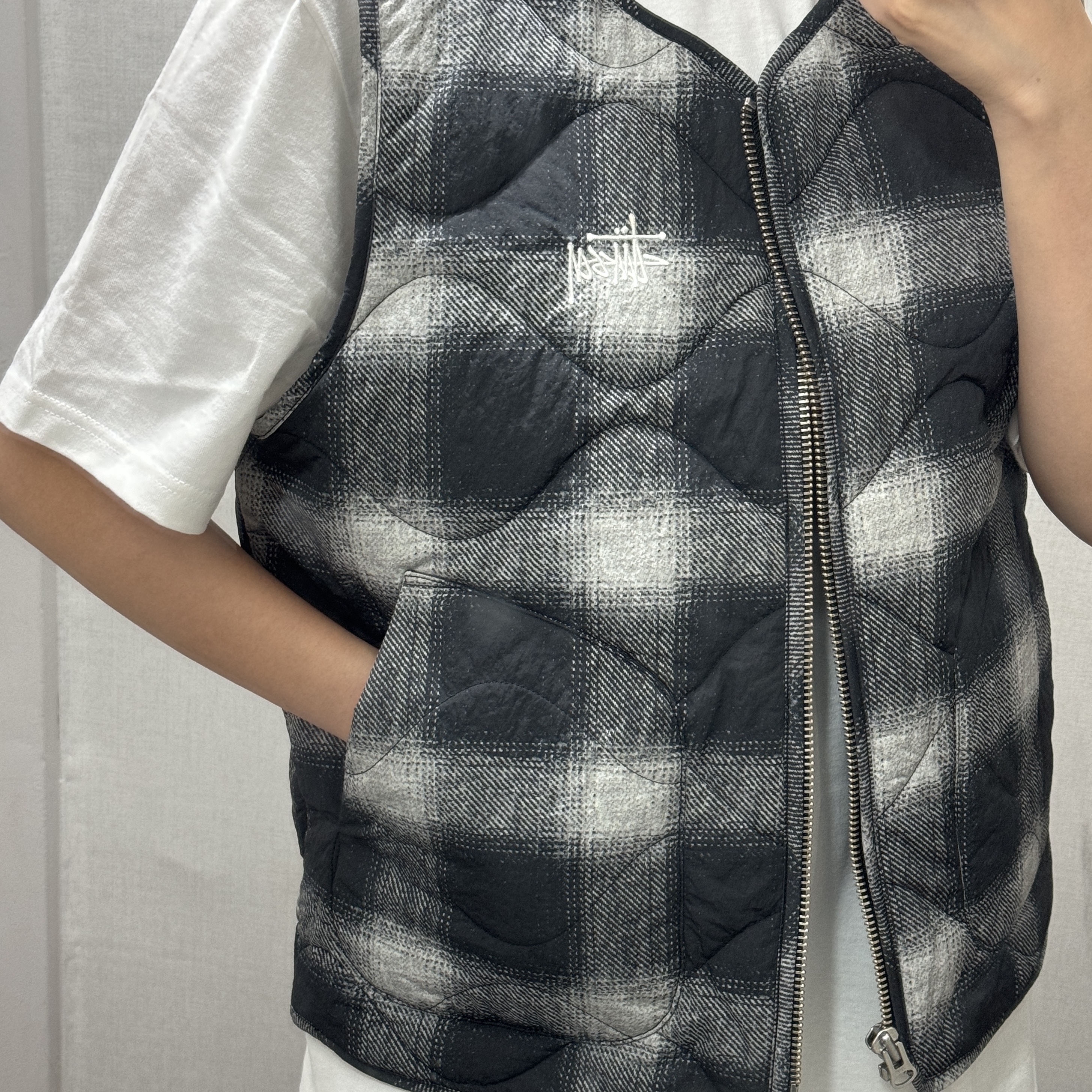 Stussy Plaid Nylon Liner Vest Black, Stussy Basic Stussy T-Shirt White 2023 착용 스타일 - 1