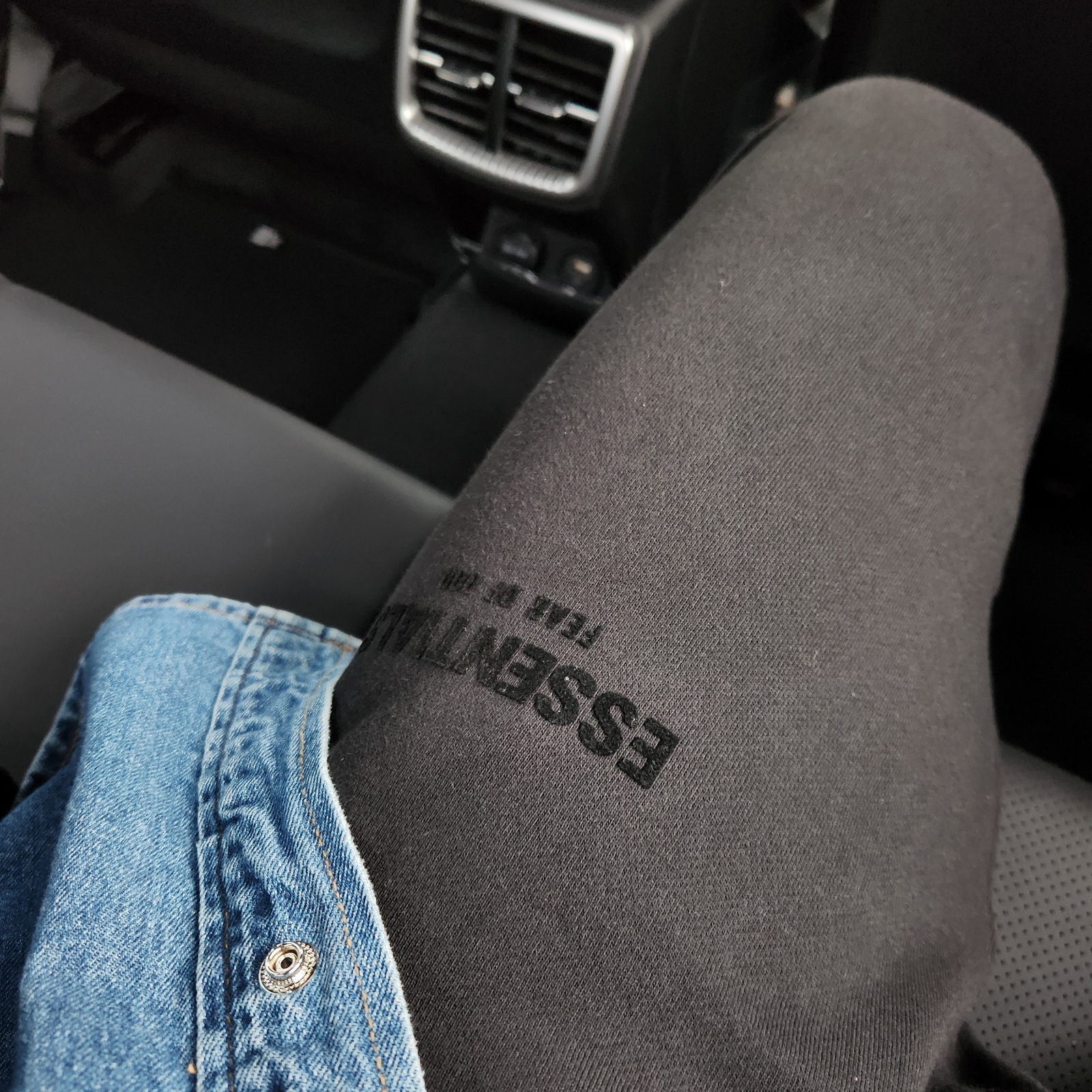 Essentials The Core Collection Relaxed Sweatpants Stretch Limo 착용 스타일