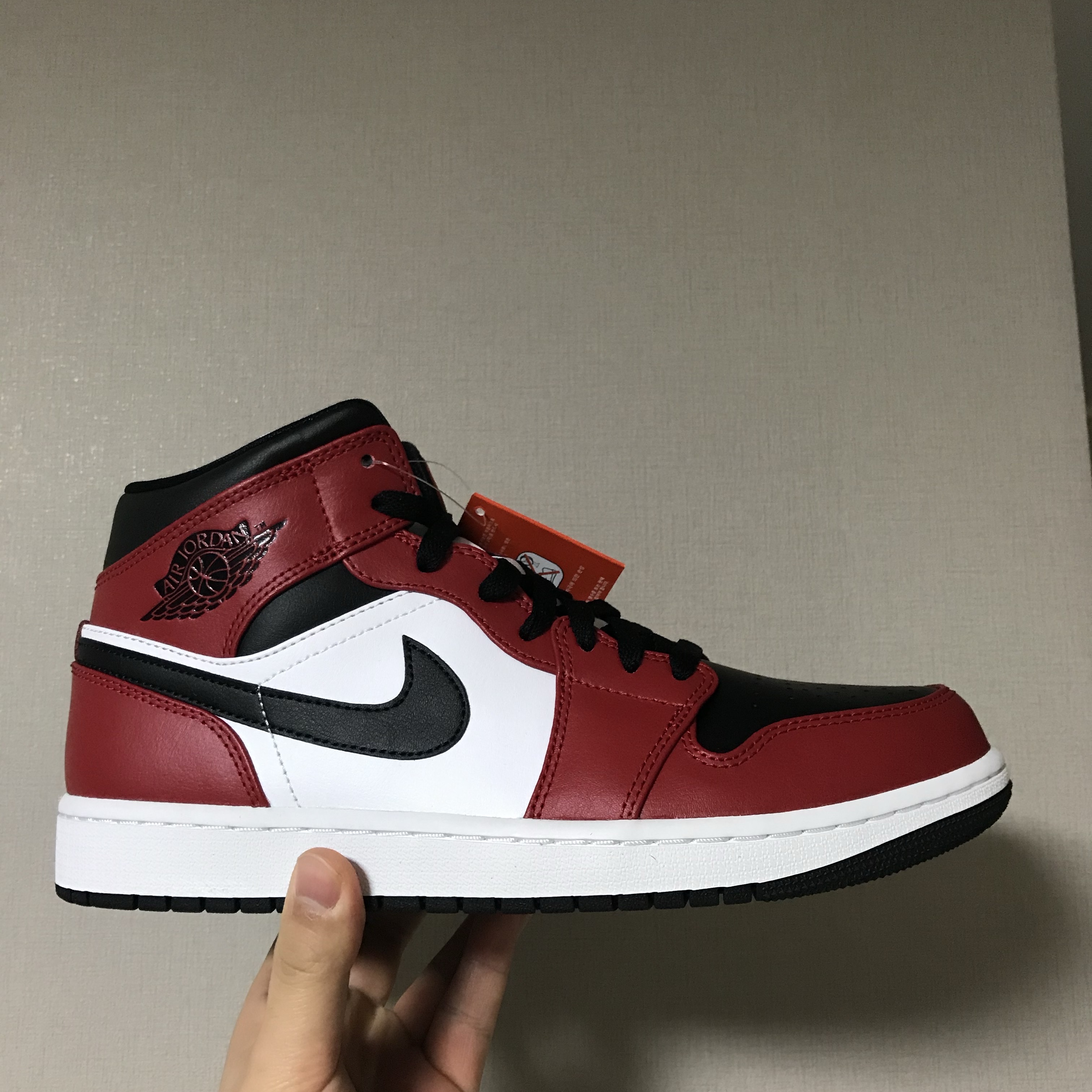 Jordan 1 Mid Chicago Black Toe 착용 스타일