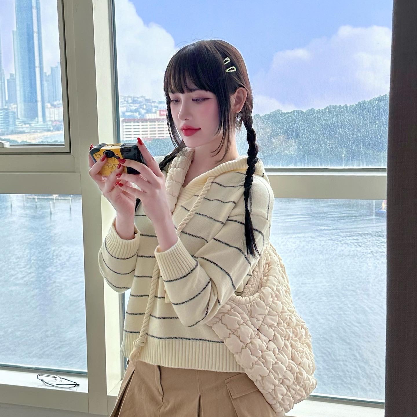 COS Quilted Oversized Shoulder Bag Off White Light Beige 착용 스타일 - 2