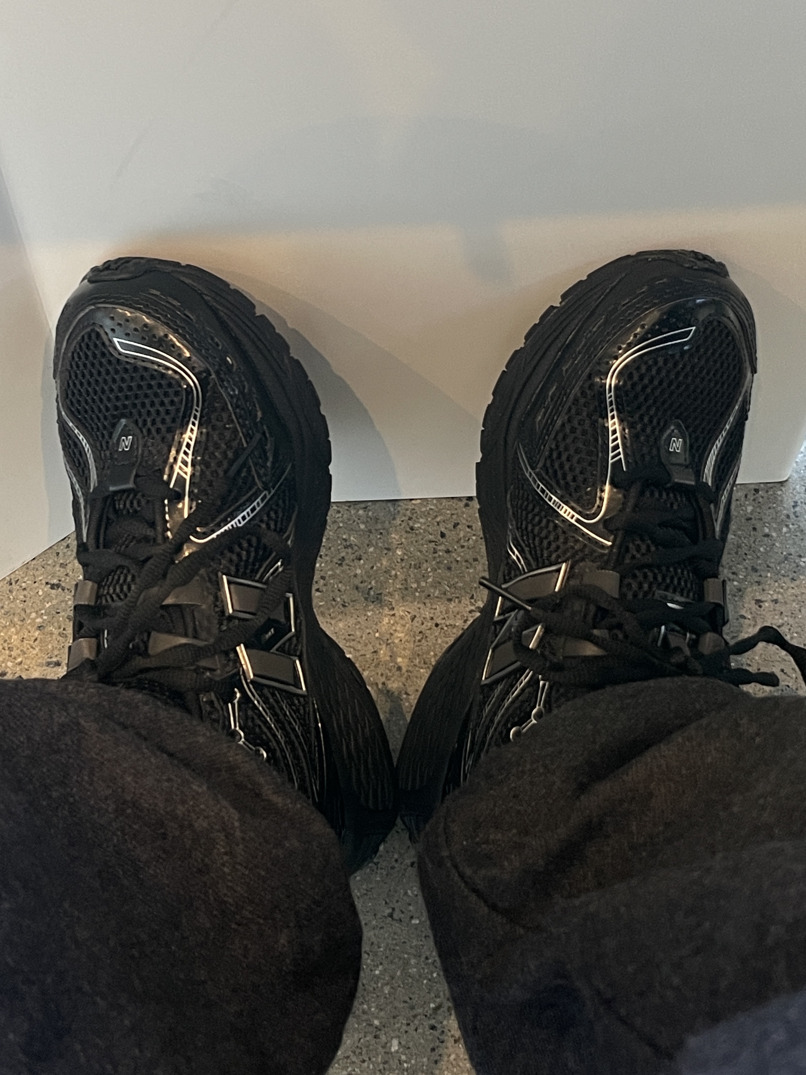 New Balance 1906R Black Silver Metallic 착용 스타일 - 3