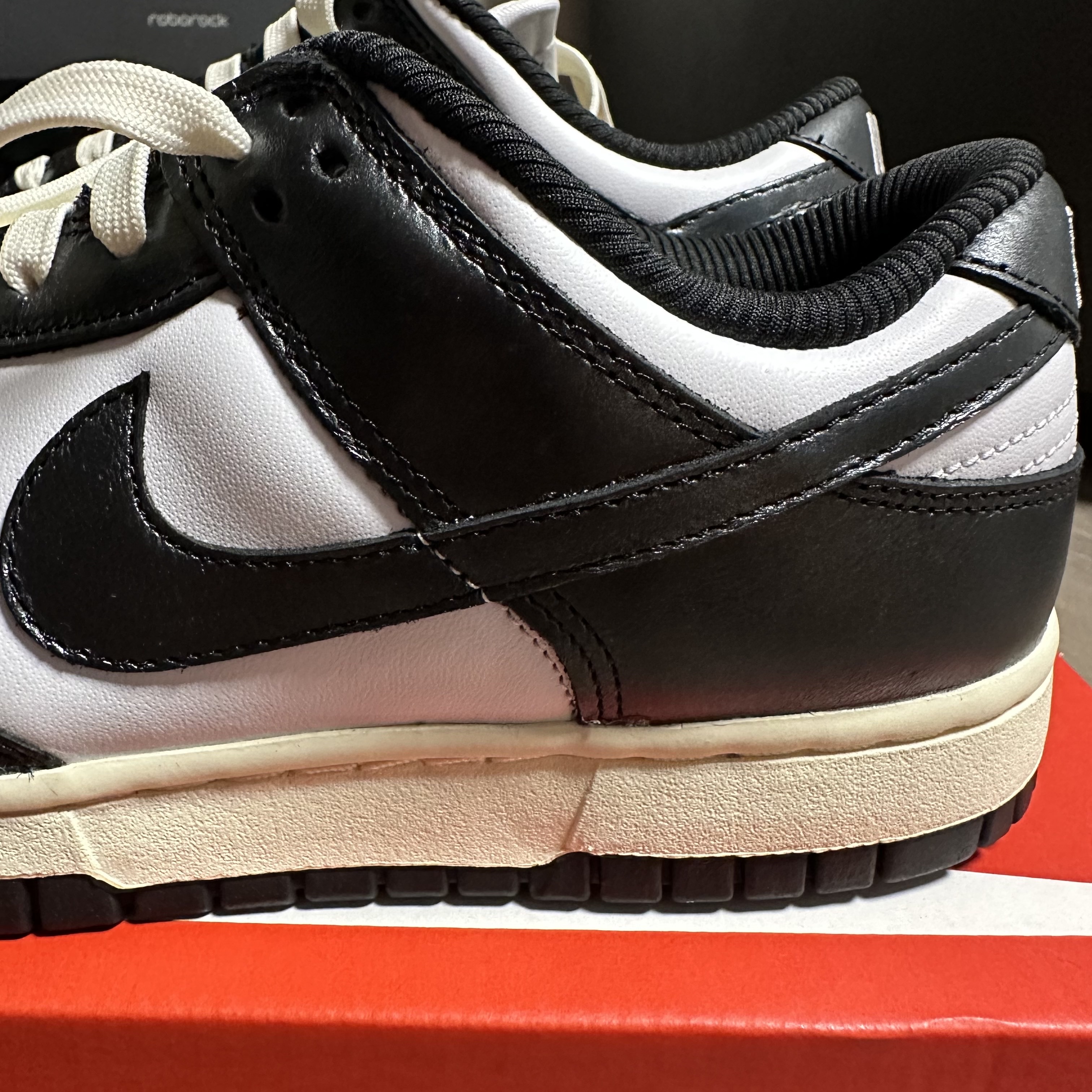(W) Nike Dunk Low Vintage Black and White 착용 스타일 - 3
