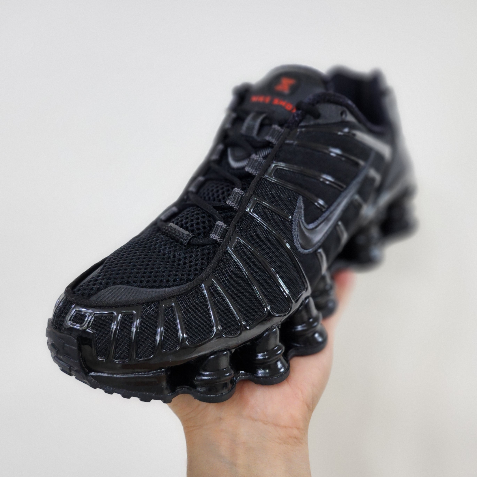 (W) Nike Shox TL Black and Max Orange 착용 스타일 - 1