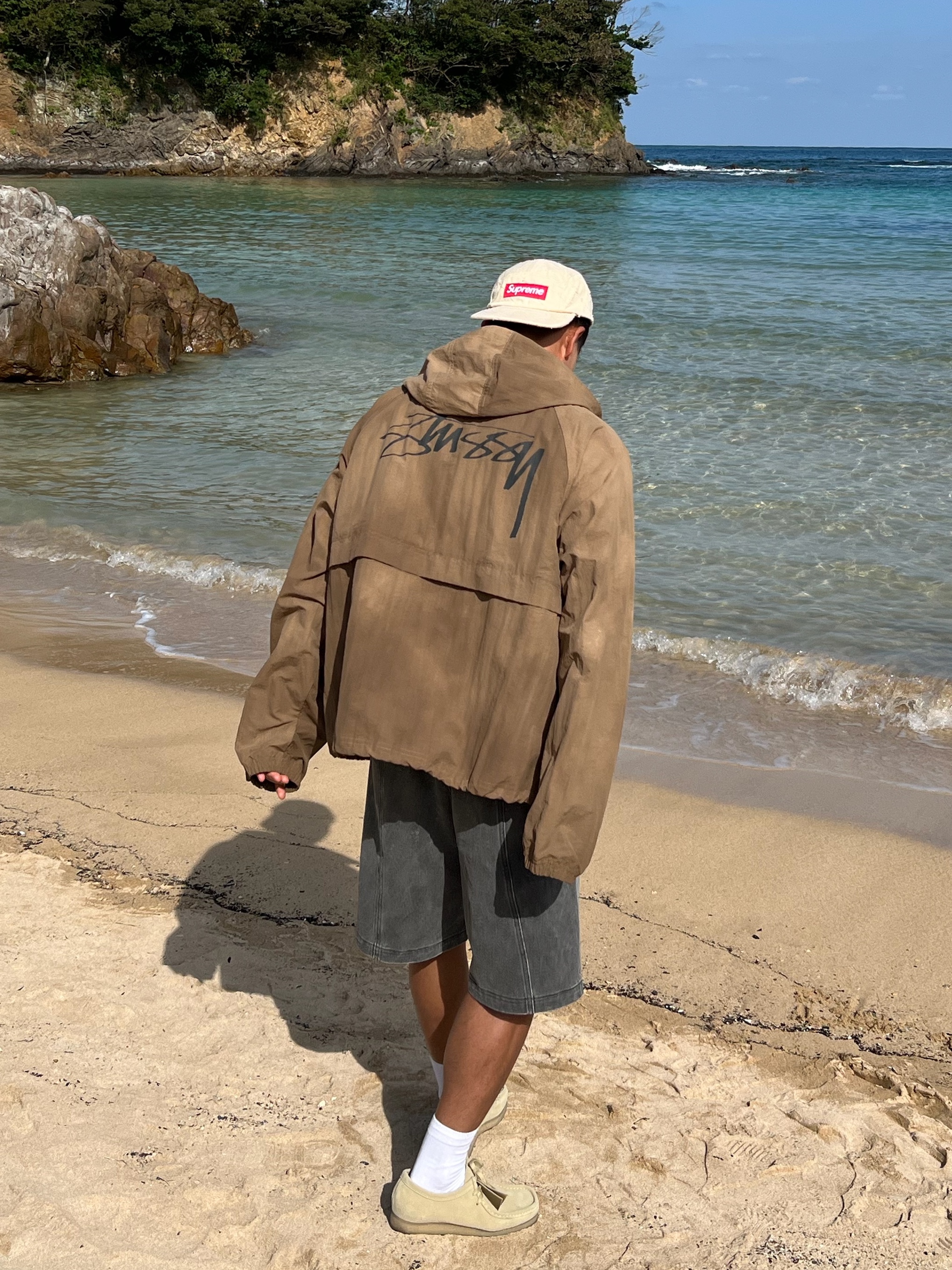 Stussy Wave Dye Beach Shell Jacket Brown, Clarks Wallabee Maple Suede 착용 스타일 - 1