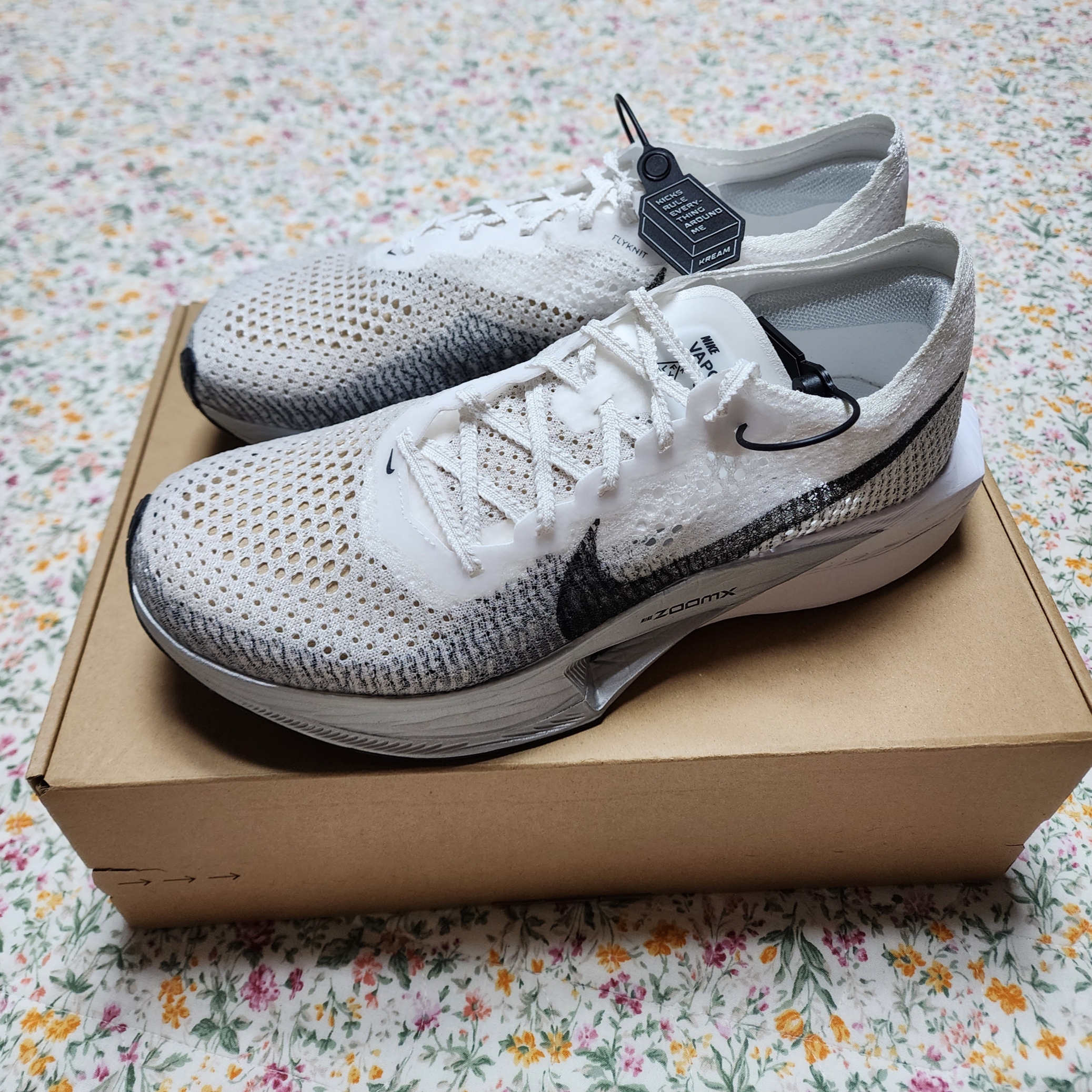 Nike ZoomX Vaporfly Next% 3 White Grey 착용 스타일 - 2