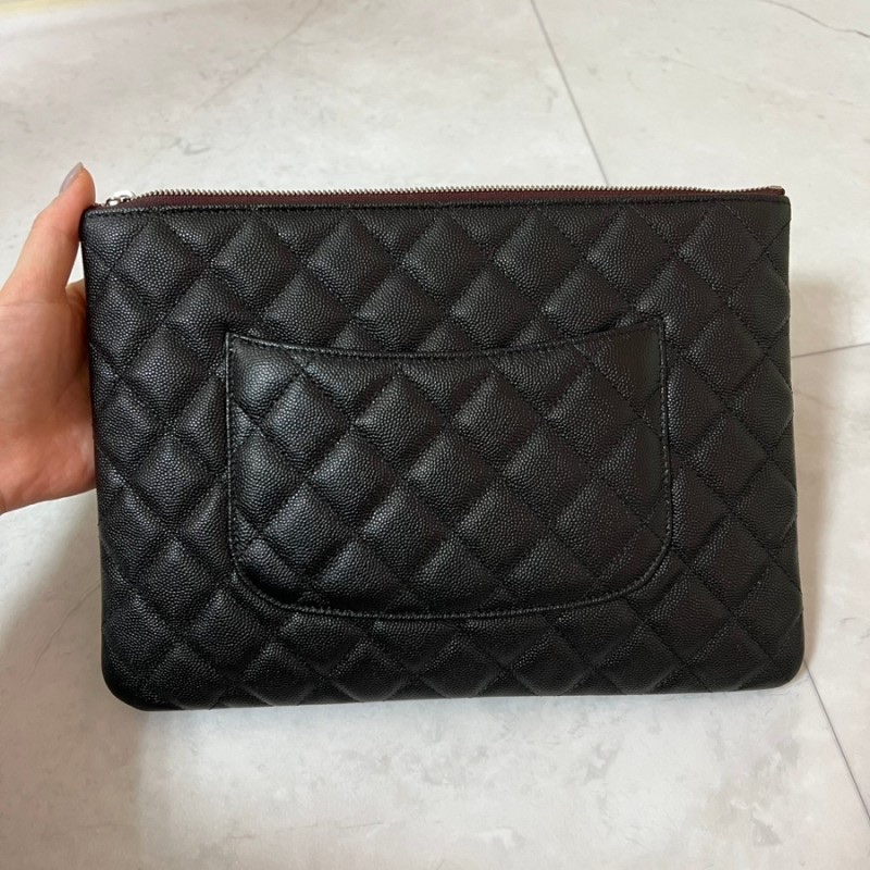 Chanel Medium Classic Pouch Grained Calfskin & Silver Black 착용 스타일 - 2