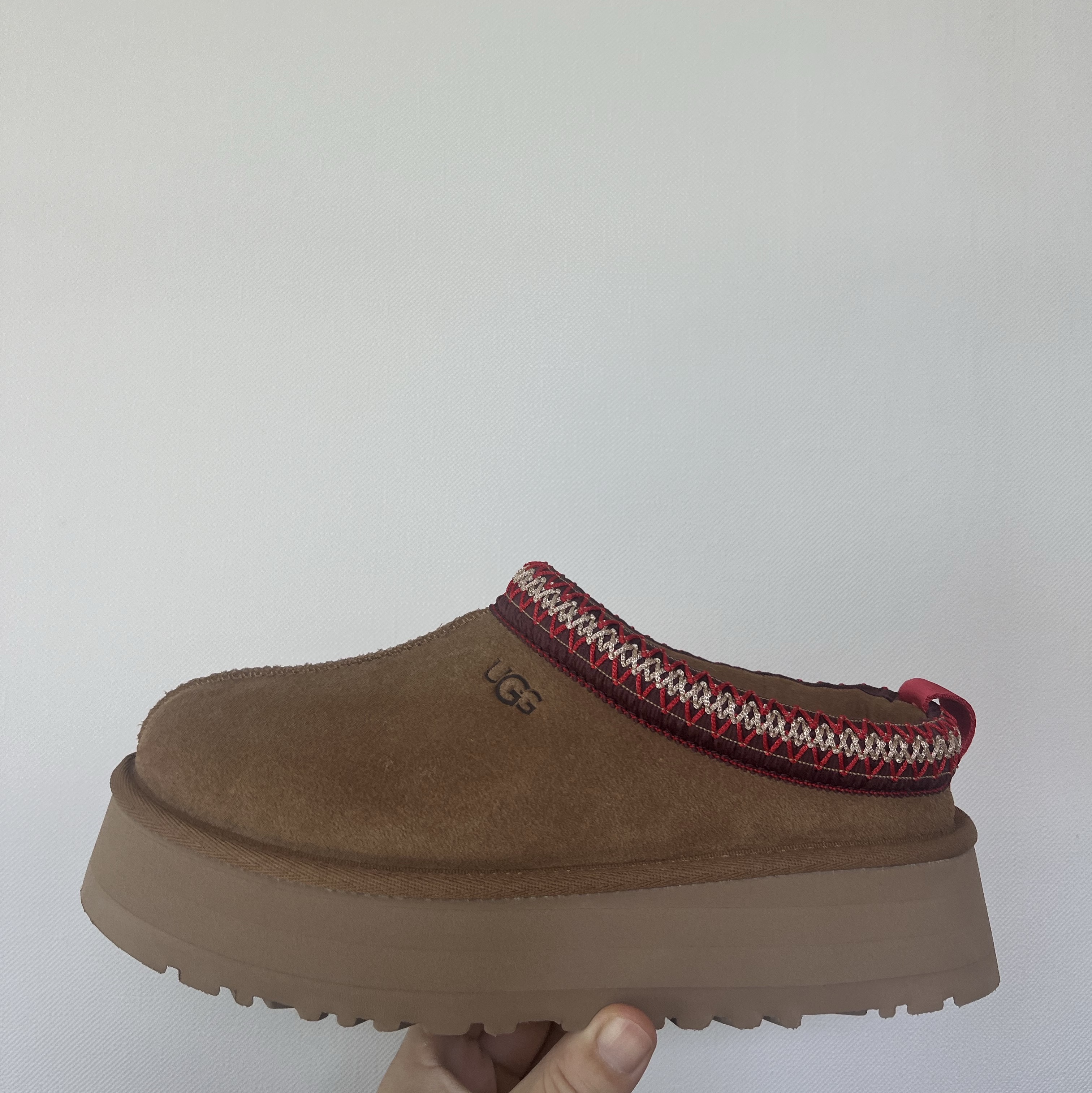 (W) UGG Tazz Slipper Chestnut 착용 스타일 - 1