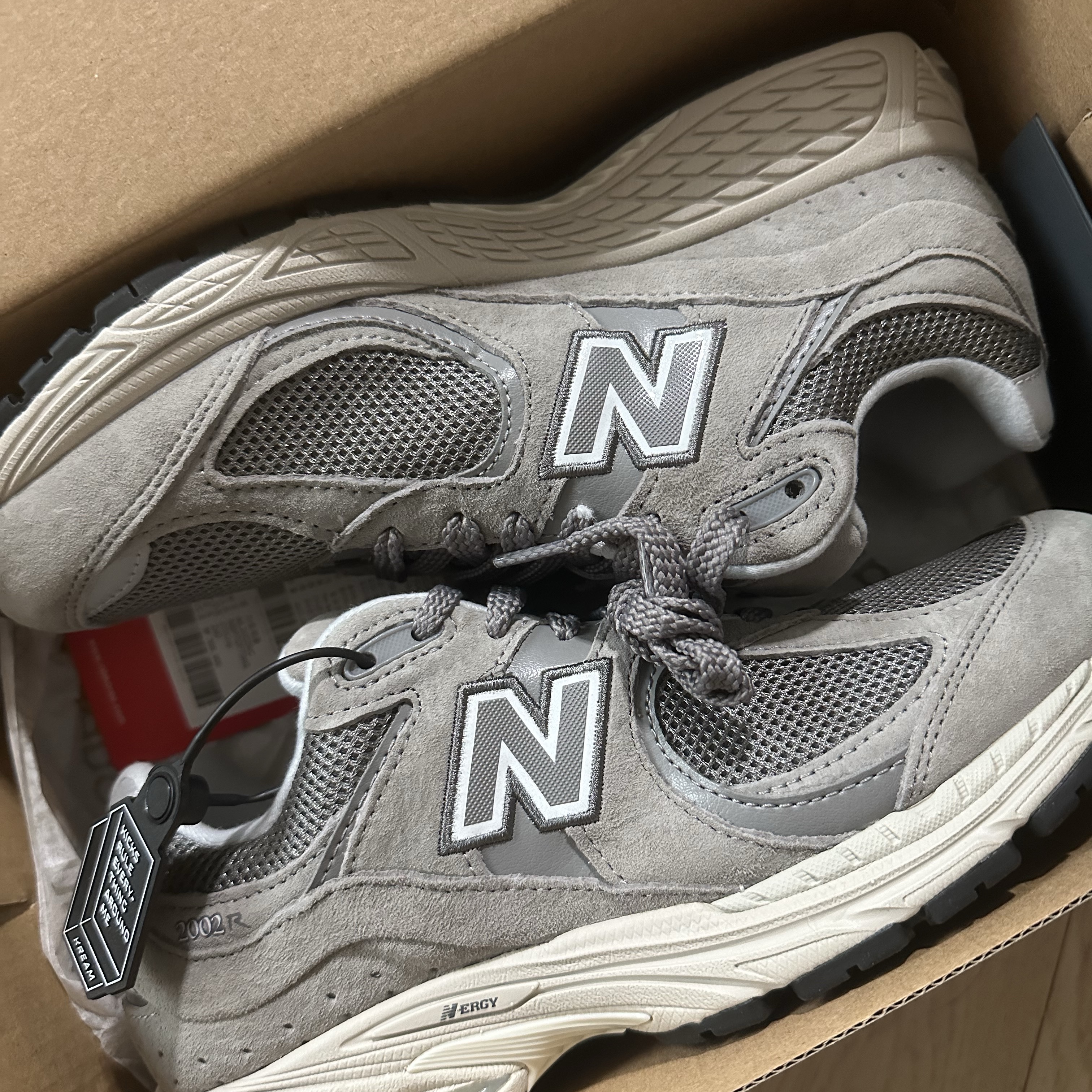 New Balance 2002R Grey 착용 스타일