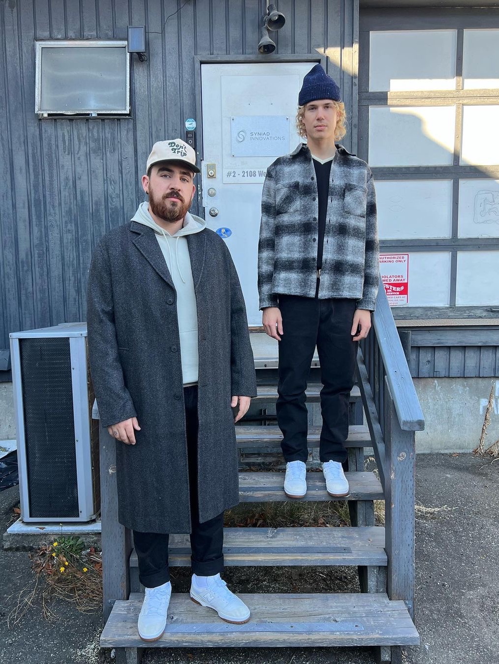 Free & Easy Don't Trip Two Tone Short Brim Snapback Hat Brown Bone, Free & Easy Oval Two Tone Short Brim Snapback Hat Bone Black 착용 스타일 - 1