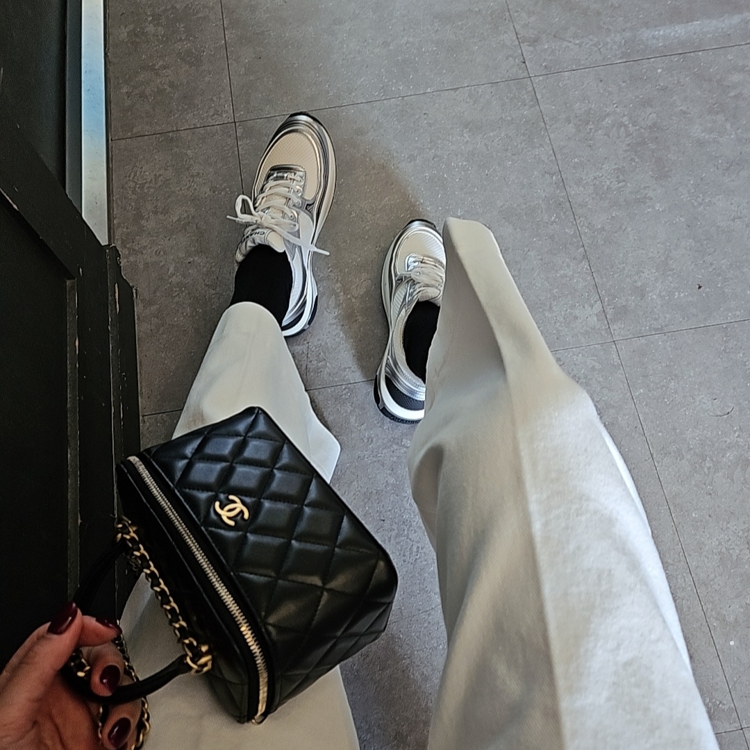 (W) Chanel Sneakers Fabric Laminated & White Silver, Chanel Vanity With Chain Lambskin & Gold Black 착용 스타일 - 1