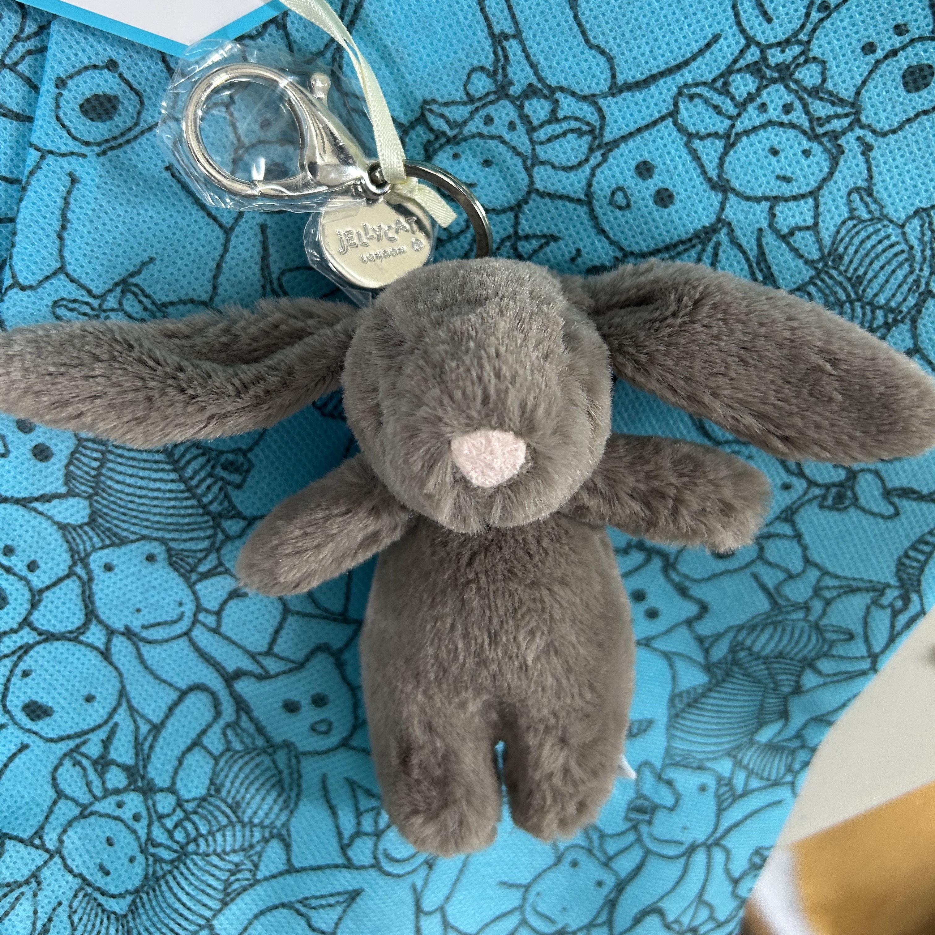 Jellycat Bashful Bunny Truffle Bag Charm Brown 착용 스타일 - 1