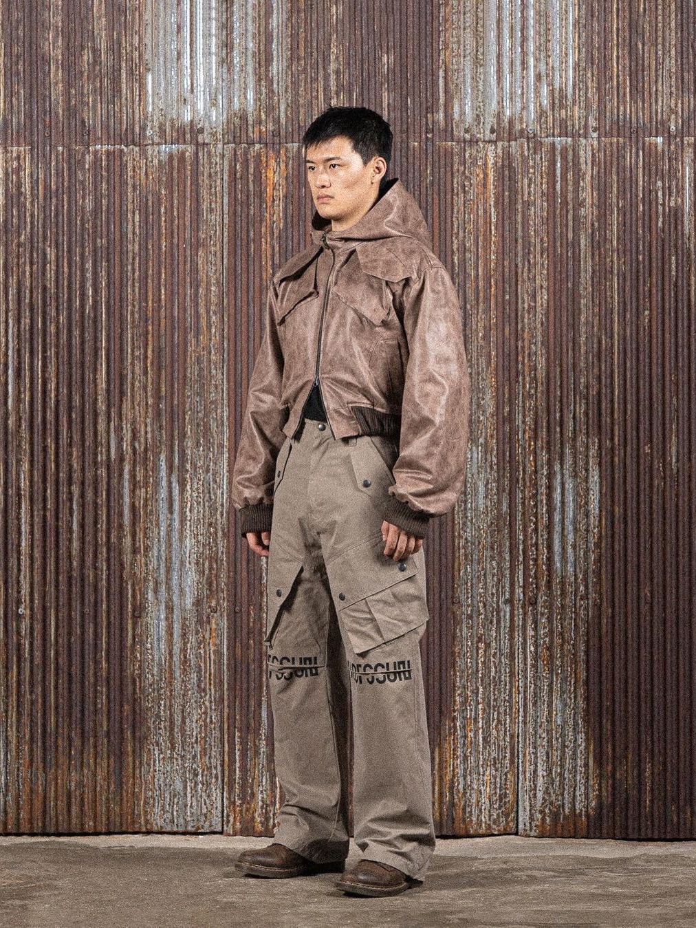 Full of Ssun Bladerunner Logo Cargo Pants Greige 착용 스타일