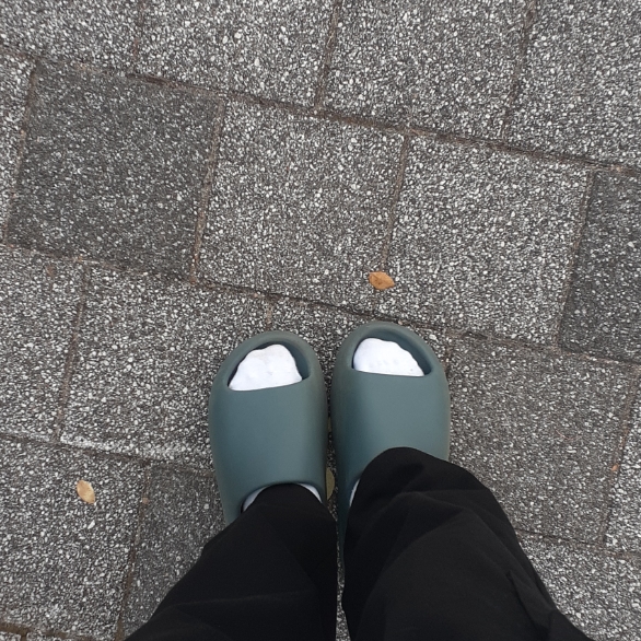 Adidas Yeezy Slide Slate Marine 착용 스타일