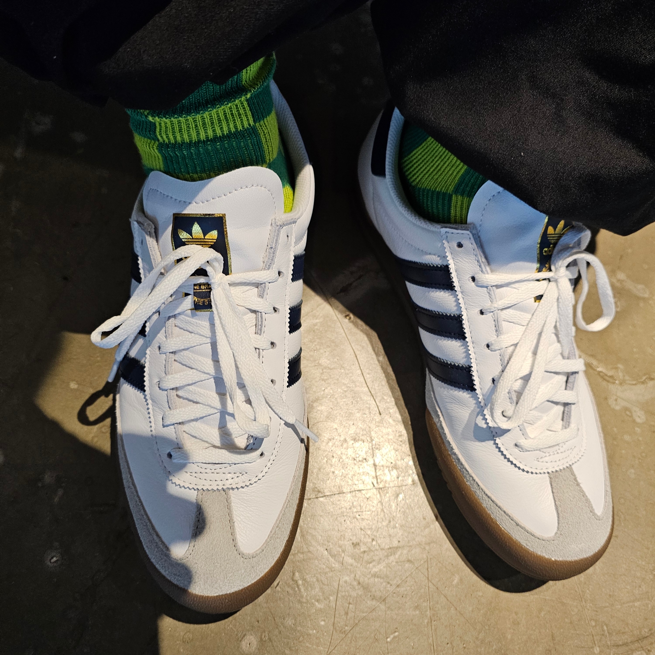 Adidas Jeans Cloud White Collegiate Navy Gum 착용 스타일 - 2
