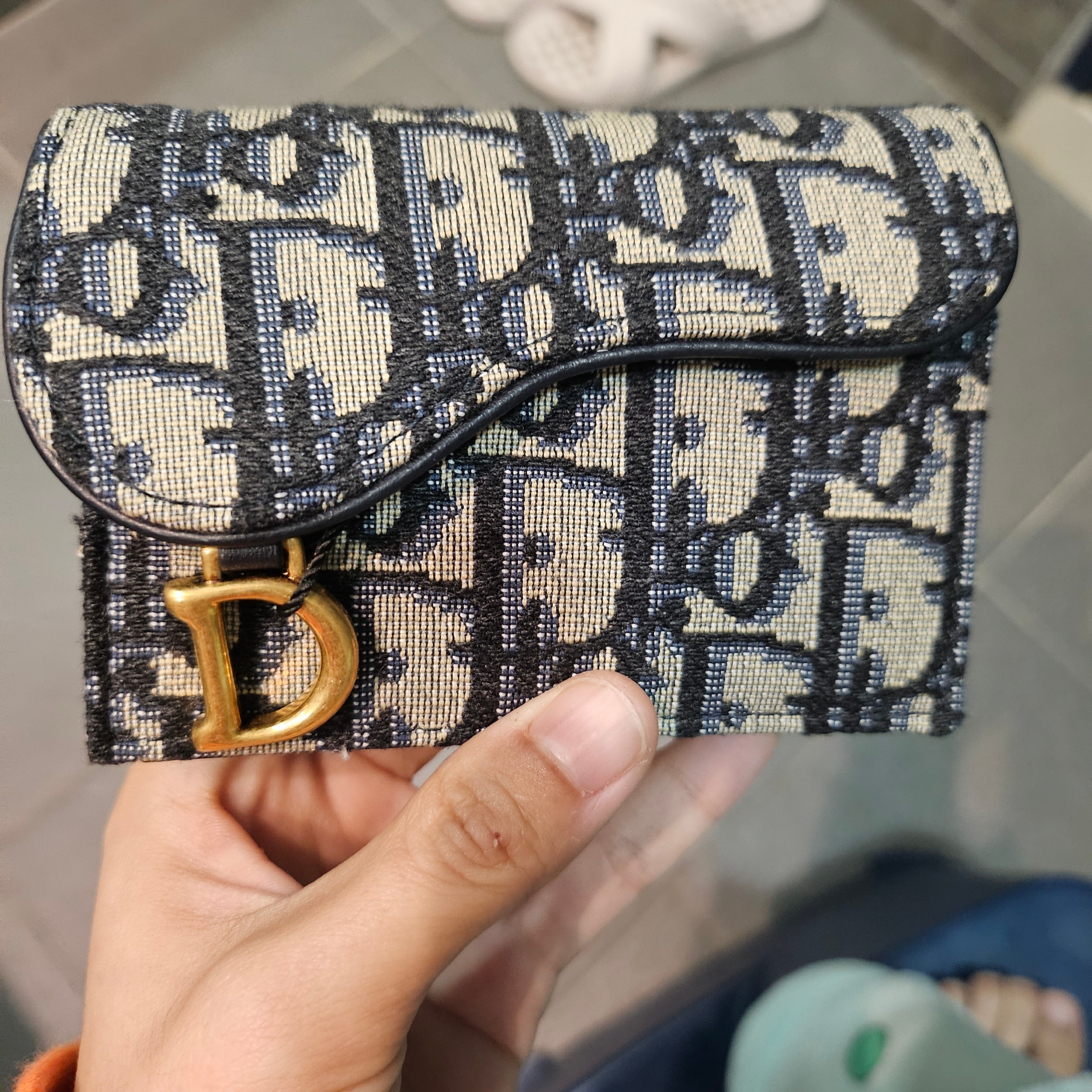 Dior Saddle Flap Card Holder Blue Dior Oblique Jacquard 착용 스타일 - 1