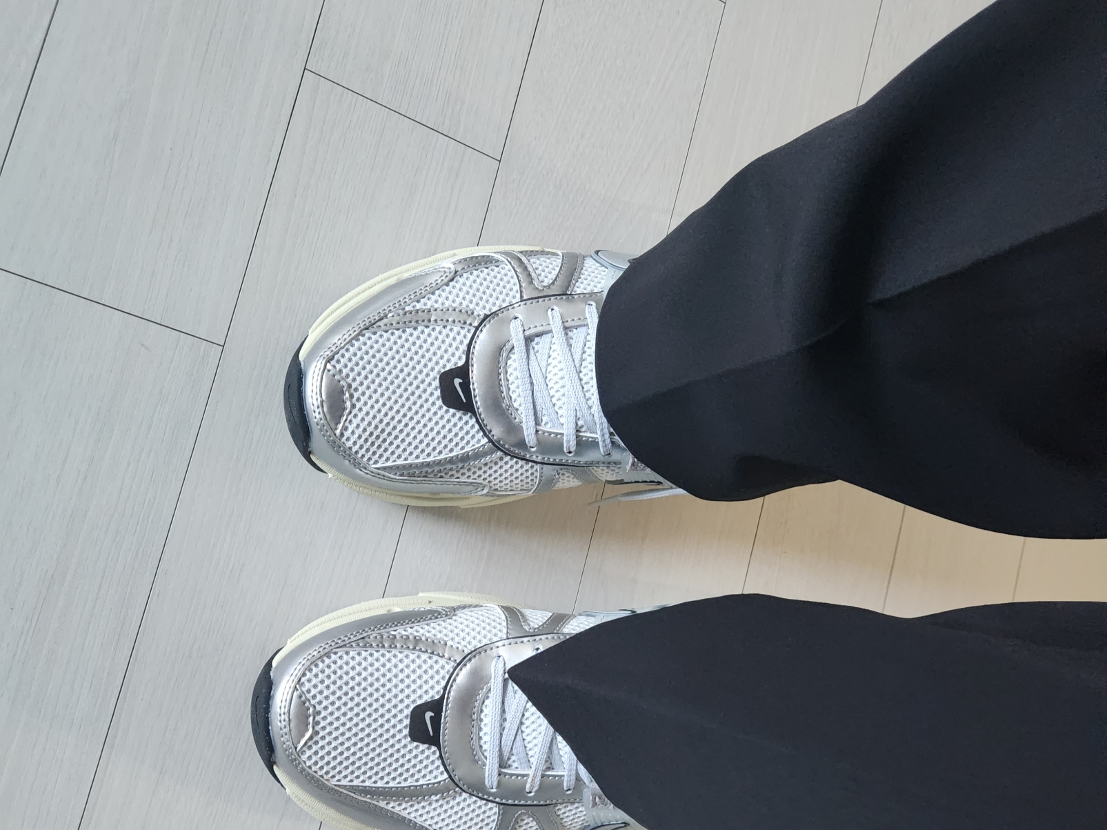 Nike V2K Run Summit White Metallic Silver 착용 스타일 - 2