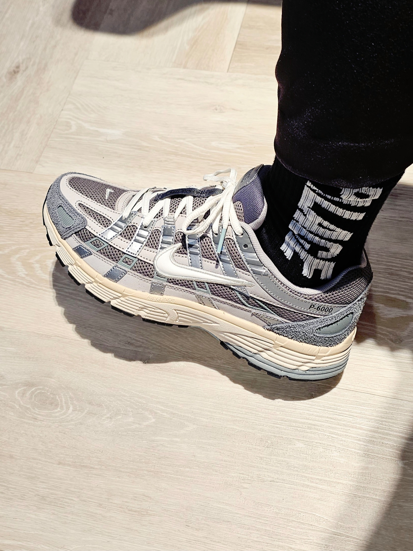 Nike P-6000 Flat Pewter Light Iron Ore 착용 스타일 - 5