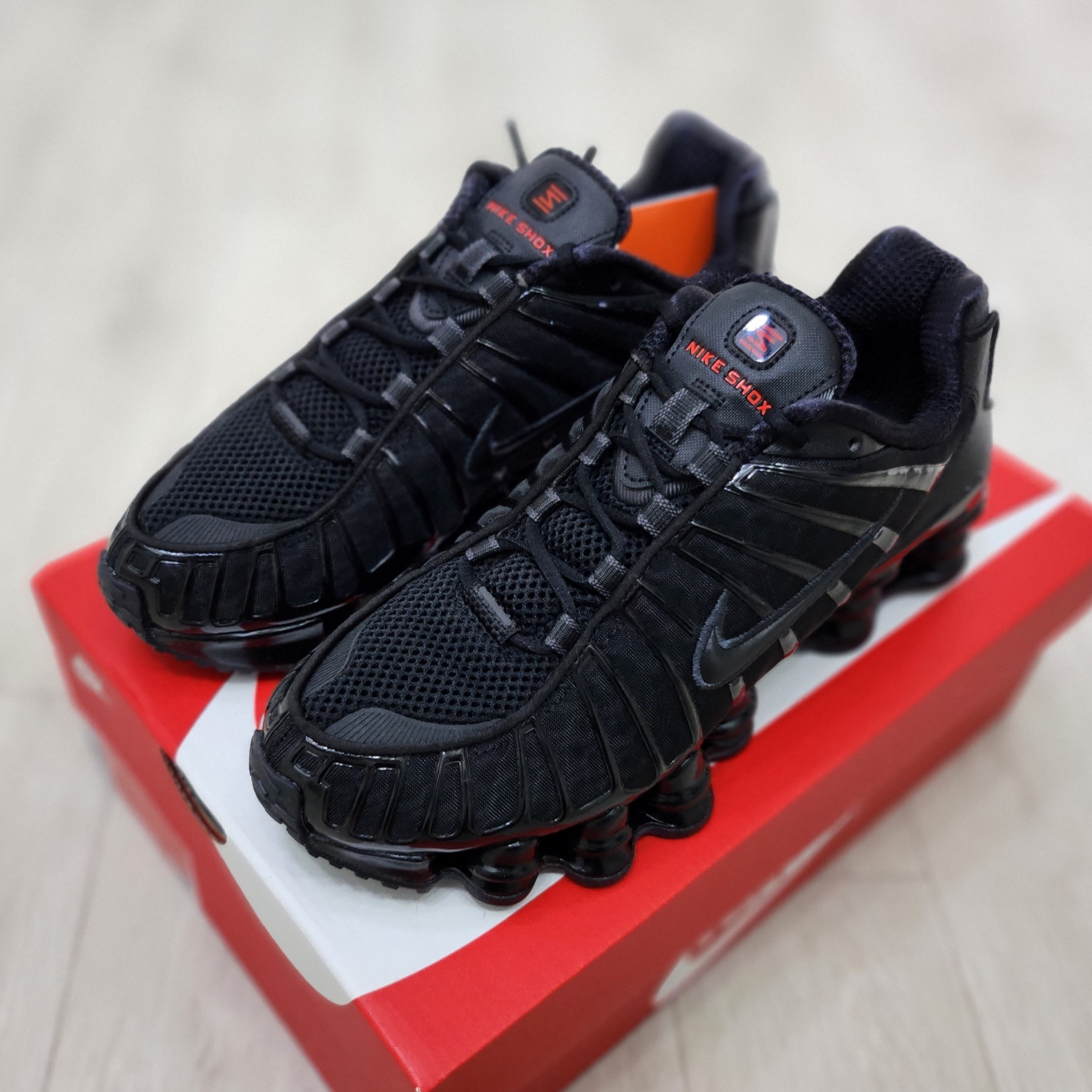 (W) Nike Shox TL Black and Max Orange 착용 스타일 - 2