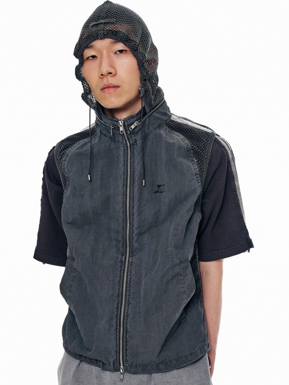 Icyto Mesh Half Pants Charcoal, Icyto Logo Hoodie Vest Charcoal 착용 스타일 - 3