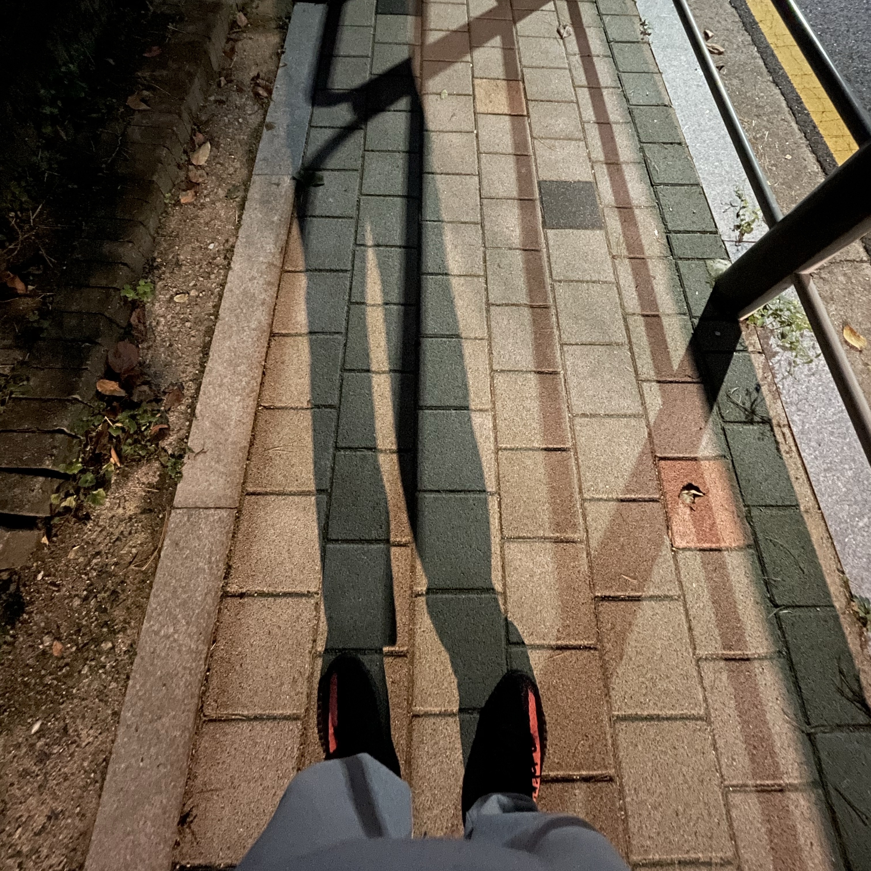Adidas Yeezy Boost 350 V2 Core Black Red 2022/2023, Yeezy Gap Engineered By Balenciaga Flame Cap Black 착용 스타일 - 1