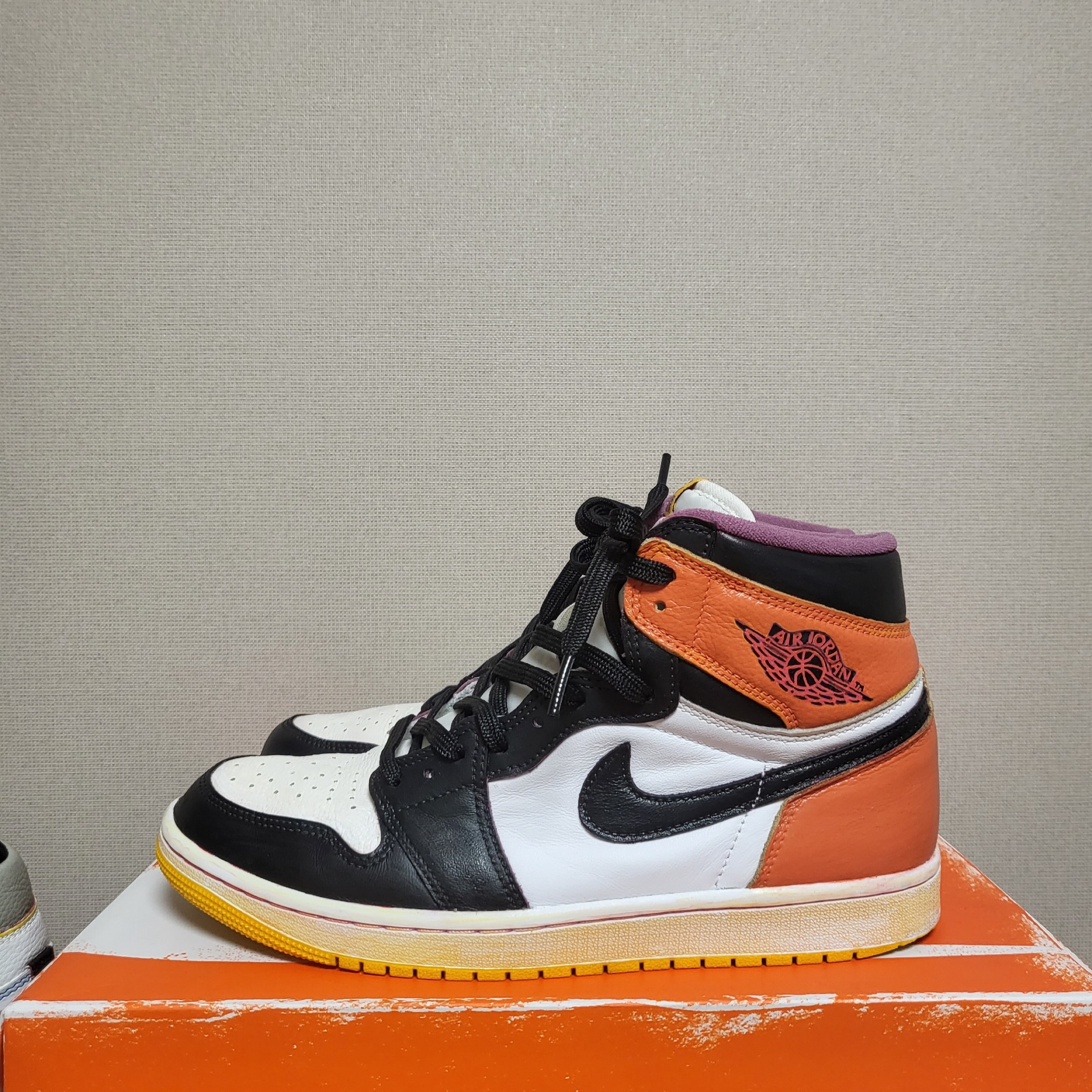 Jordan 1 Retro High OG University Gold Light Bordeaux, Jordan 1 Retro High OG Heritage 착용 스타일 - 2