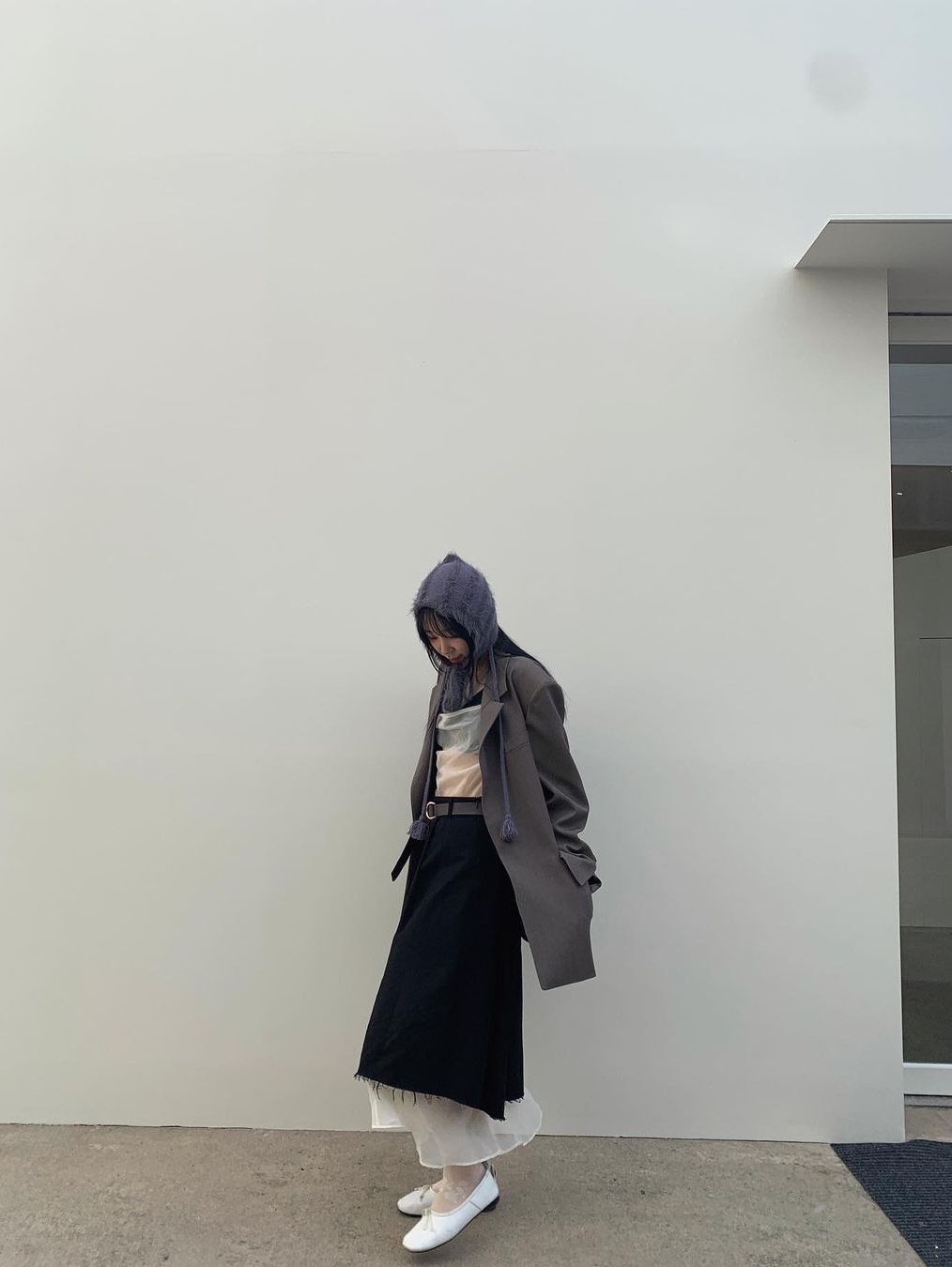 Millo Women Cut Off Pleated Skirt Charcoal Gray 착용 스타일 - 1