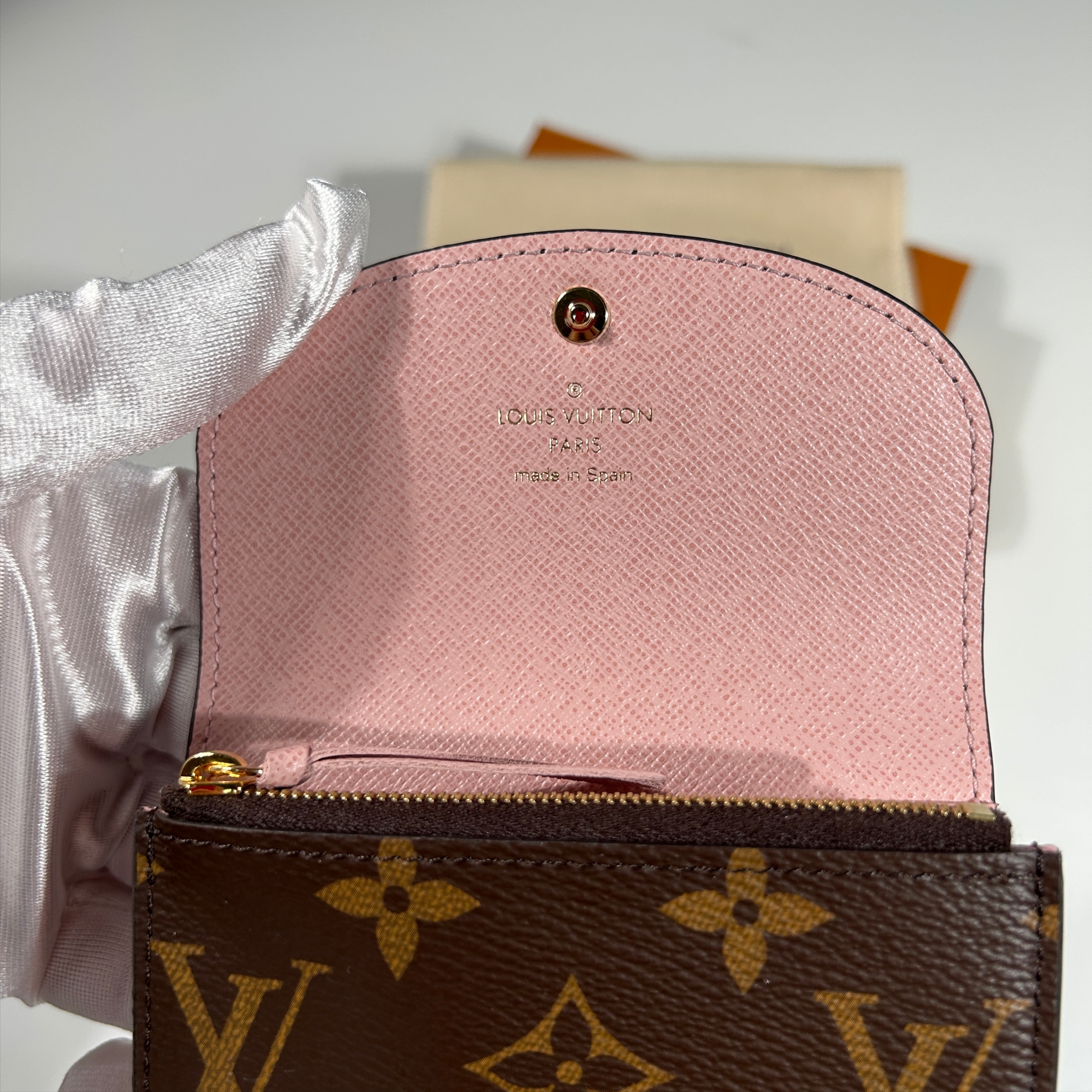 Louis Vuitton Rosalie Coin Purse Monogram Rose Ballerine 착용 스타일 - 1
