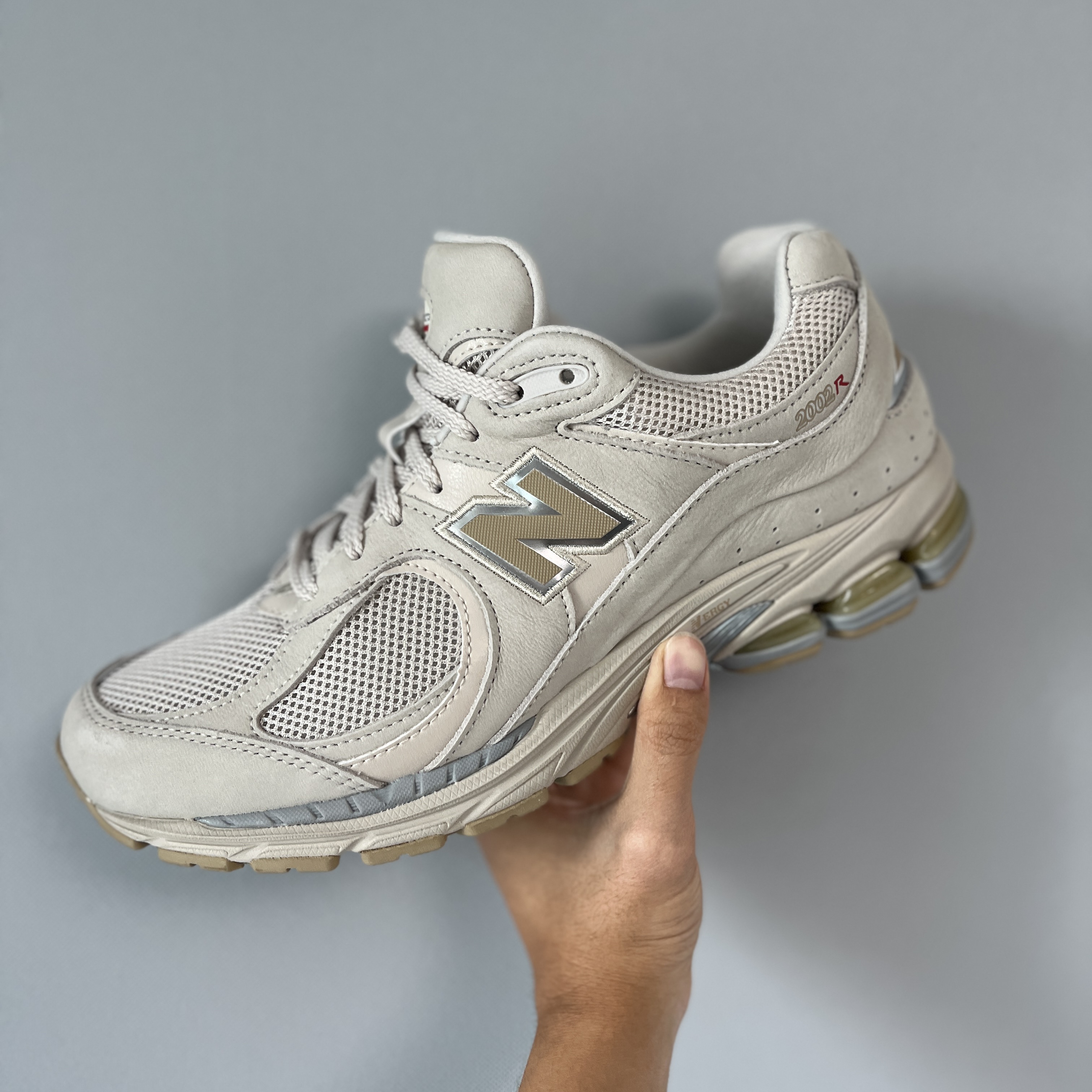 New Balance 2002R Beige 착용 스타일 - 2