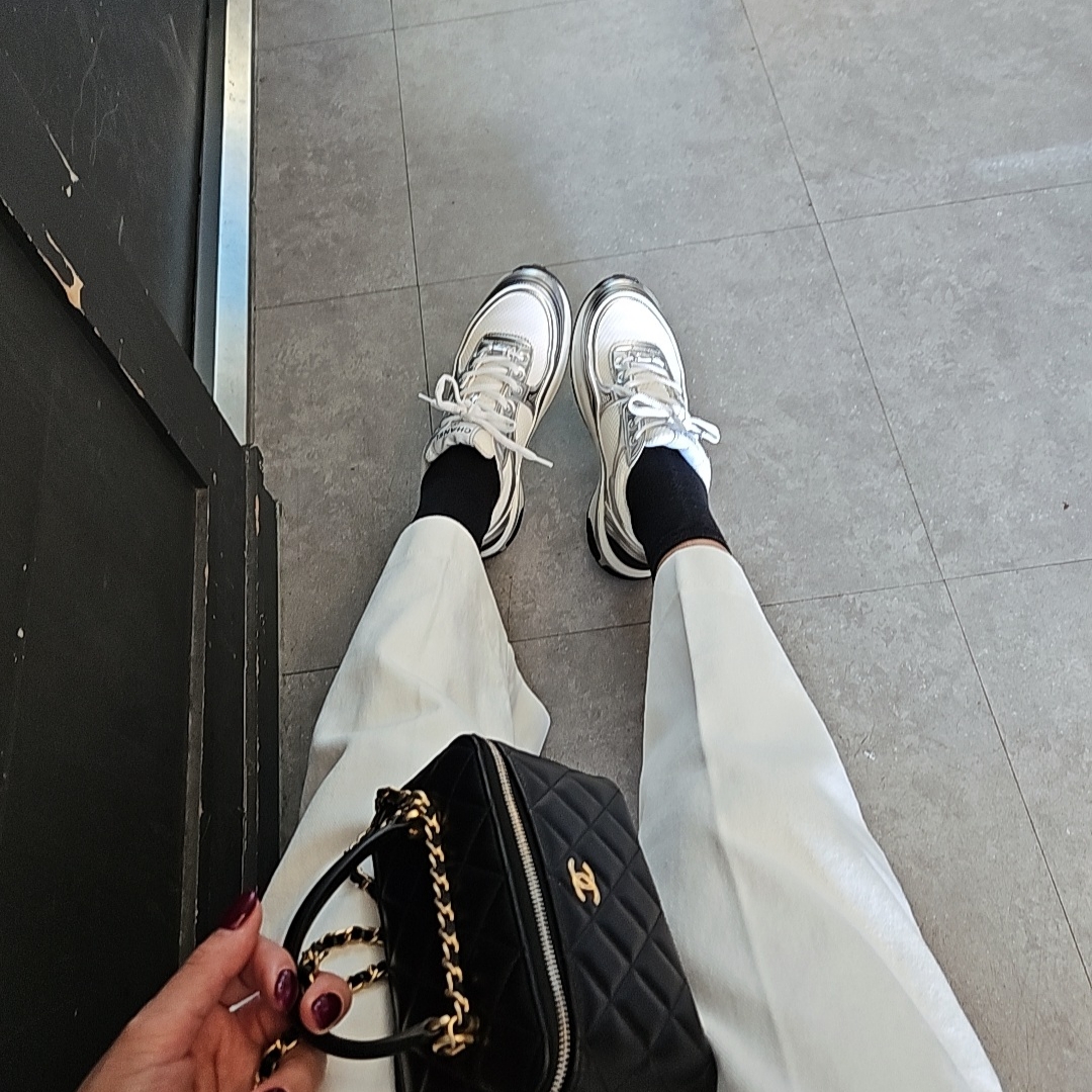 (W) Chanel Sneakers Fabric Laminated & White Silver, Chanel Vanity With Chain Lambskin & Gold Black 착용 스타일 - 4