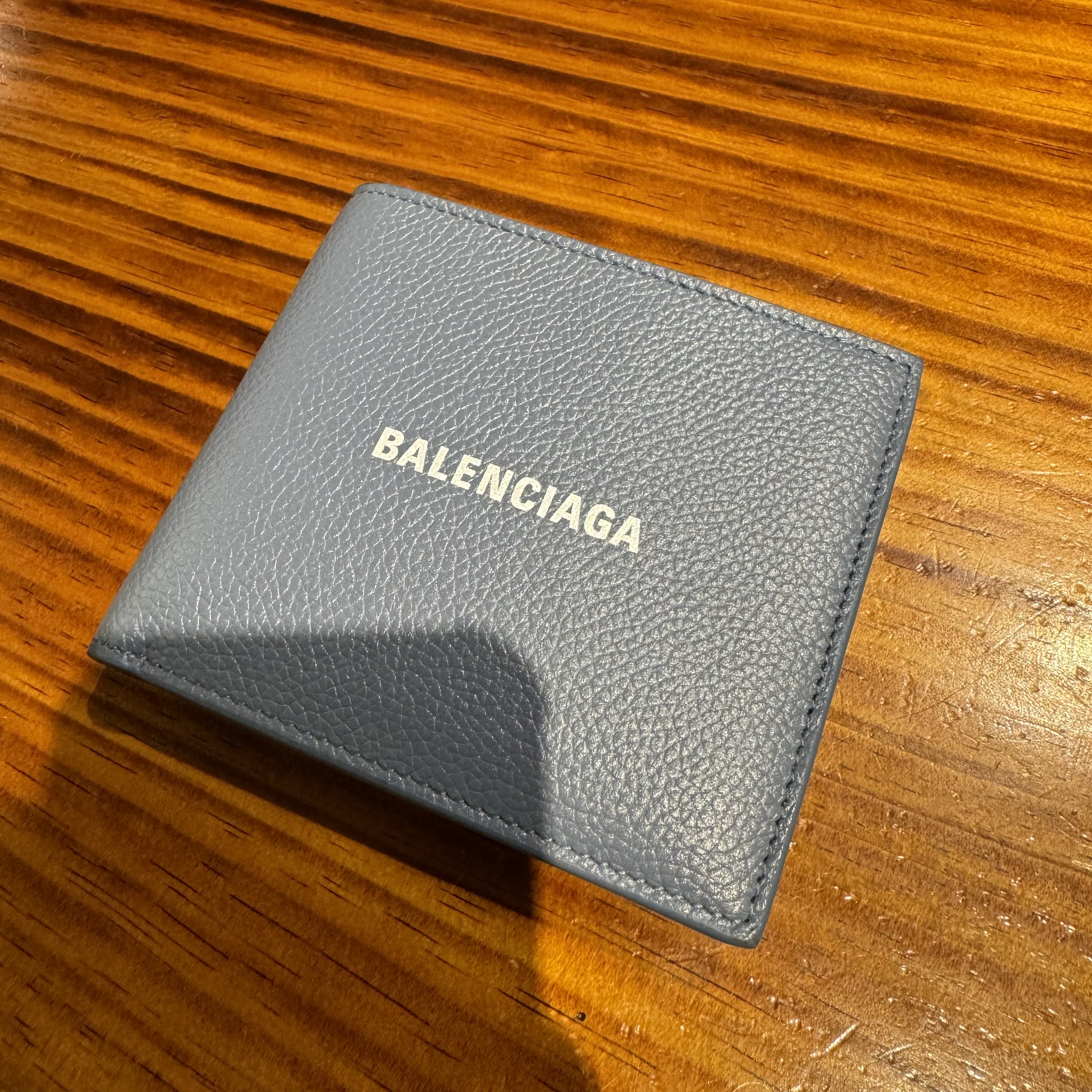 Balenciaga Cash Square Folded Wallet Blue 착용 스타일 - 1