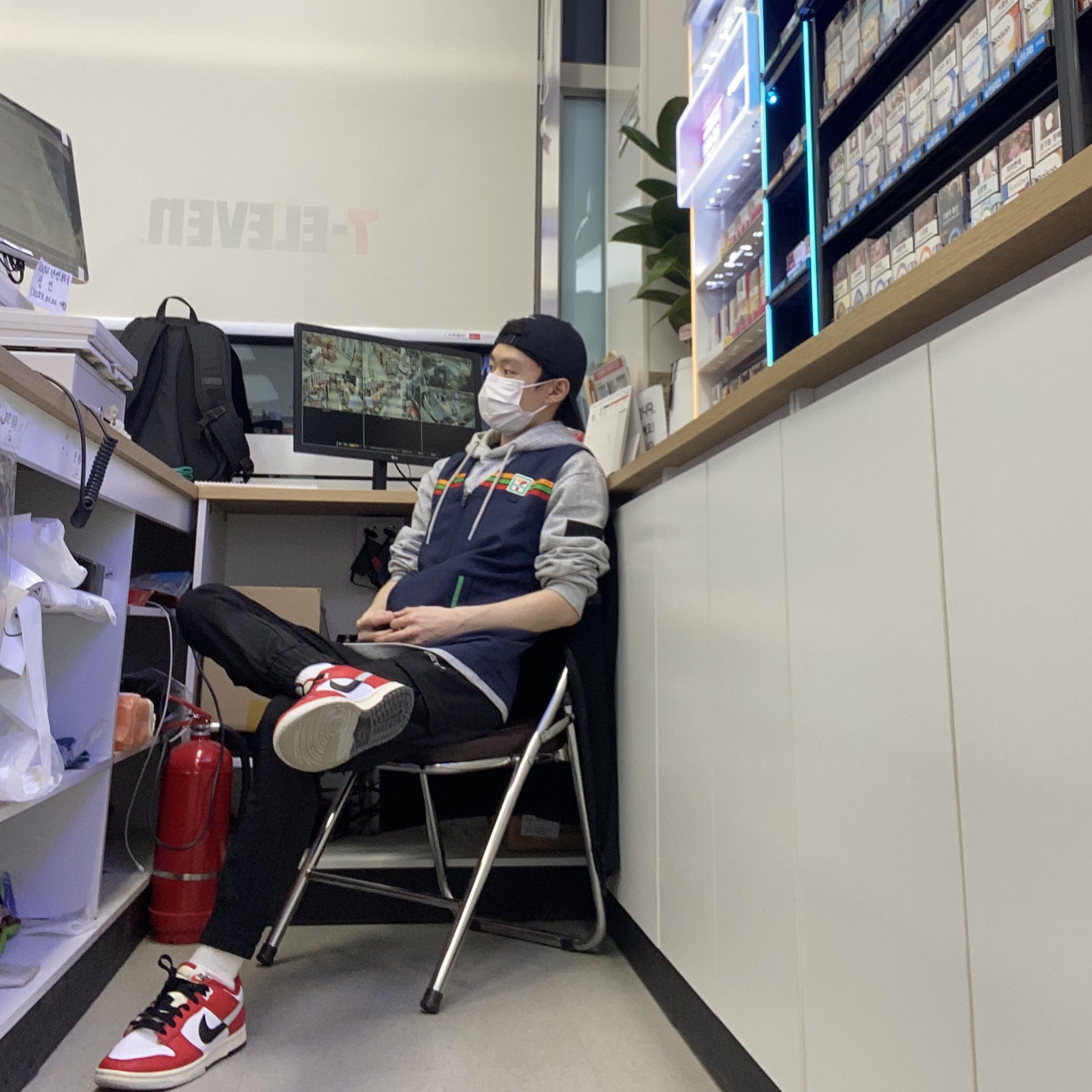 Nike Dunk Low Retro PRM University Red Black 착용 스타일 - 3