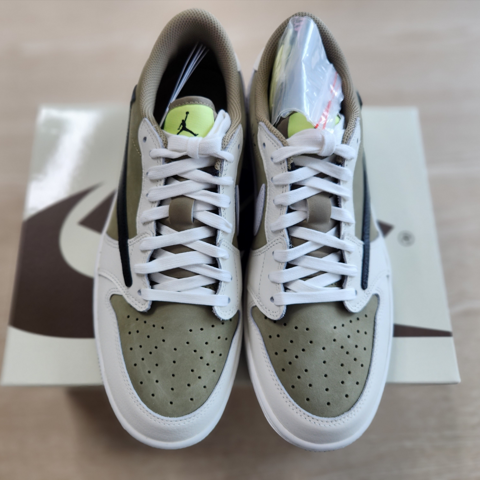 Jordan 1 x Travis Scott Retro Low Golf NRG Neutral Olive 착용 스타일 - 1