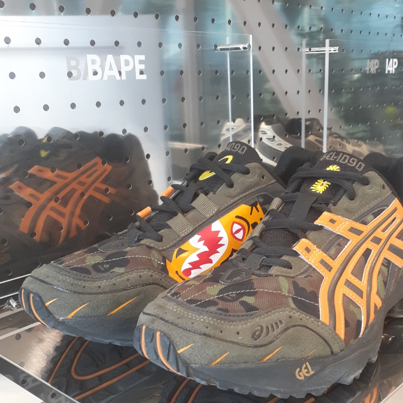 Asics x BAPE Gel-1090 Tiger Camo 착용 스타일