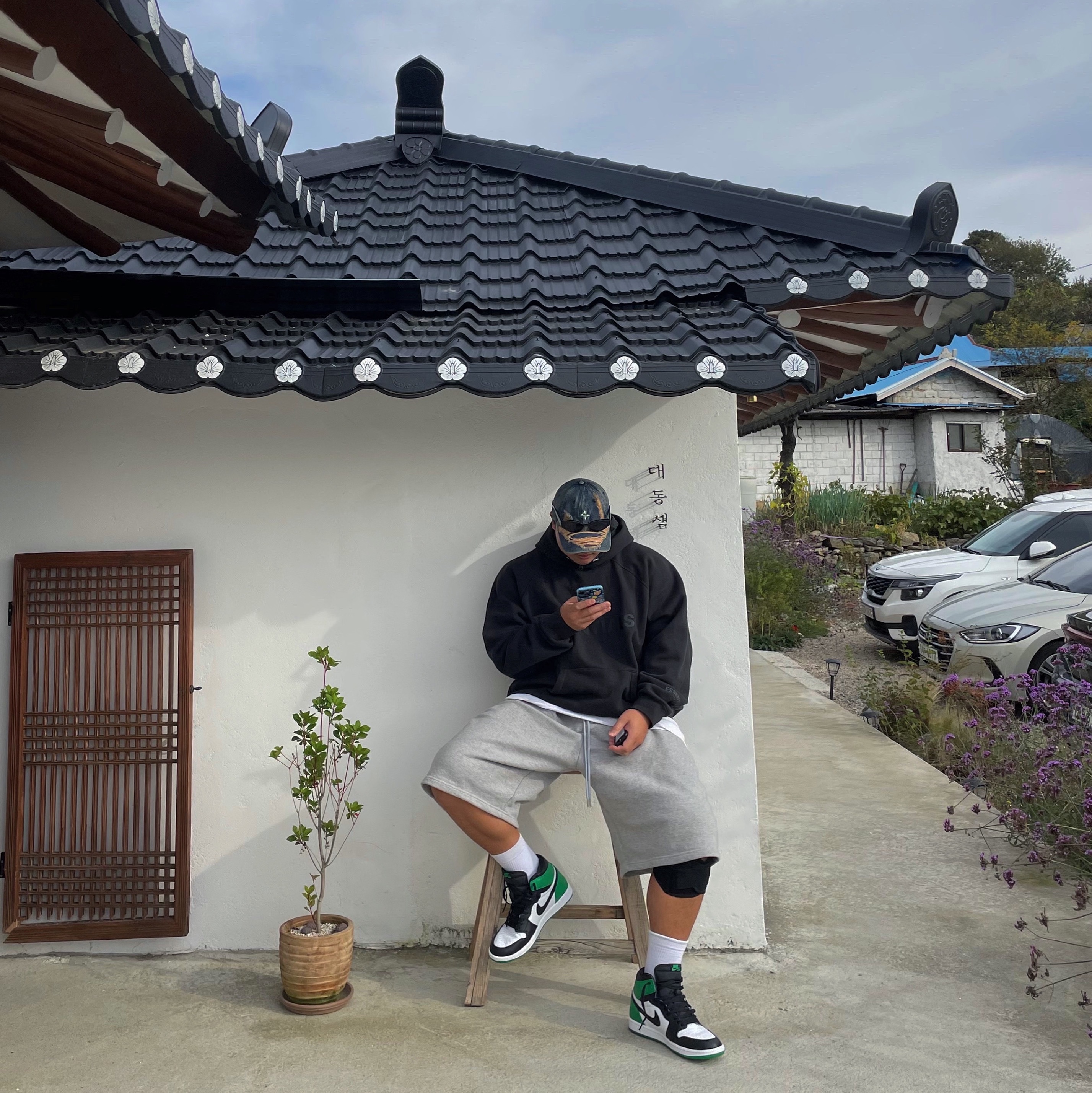 Essentials 3D Silicon Applique Pullover Hoodie Dark Slate/Black 2020, Jordan 1 Retro High OG Black and Lucky Green 착용 스타일 - 1