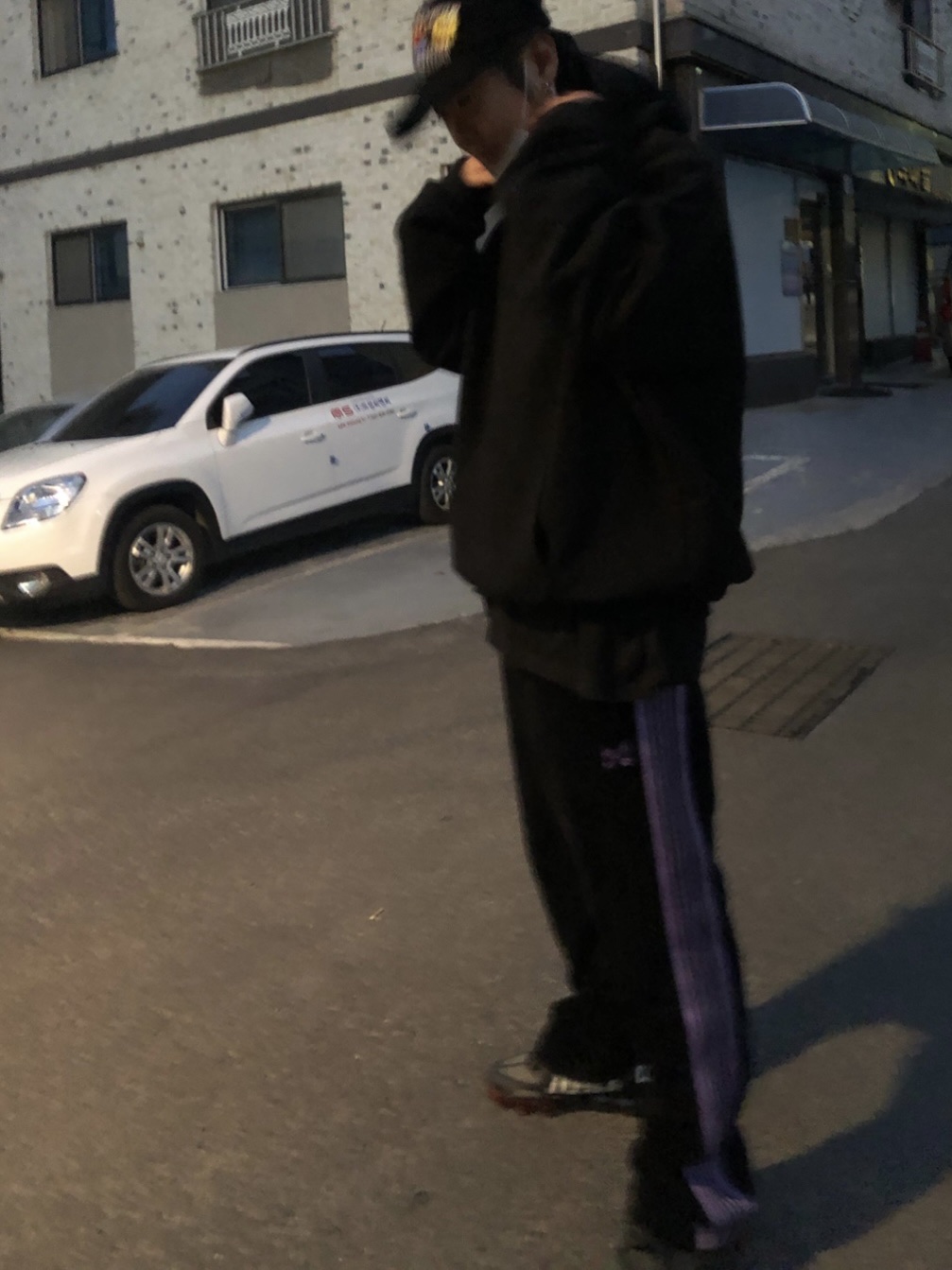 Needles Narrow Track Pants Velour Charcoal, Needles Narrow Track Pants Velour Black 착용 스타일 - 2