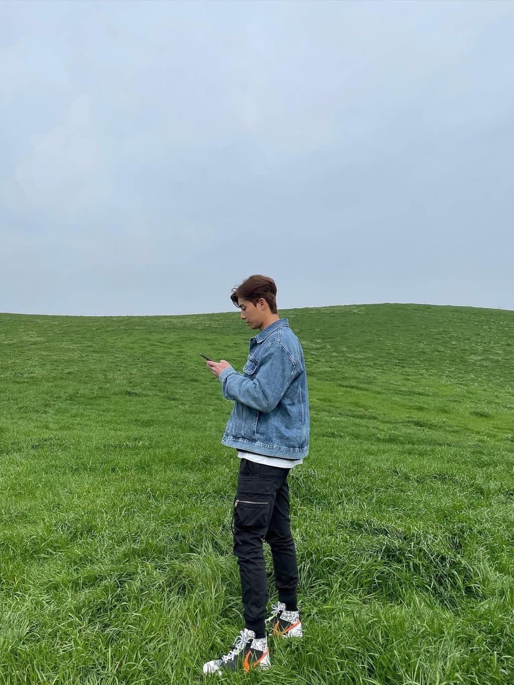 Yeezy Gap Engineered By Balenciaga Padded Denim Jacket Blue, Martine Rose Oversized Denim Jacket Blue 착용 스타일 - 3