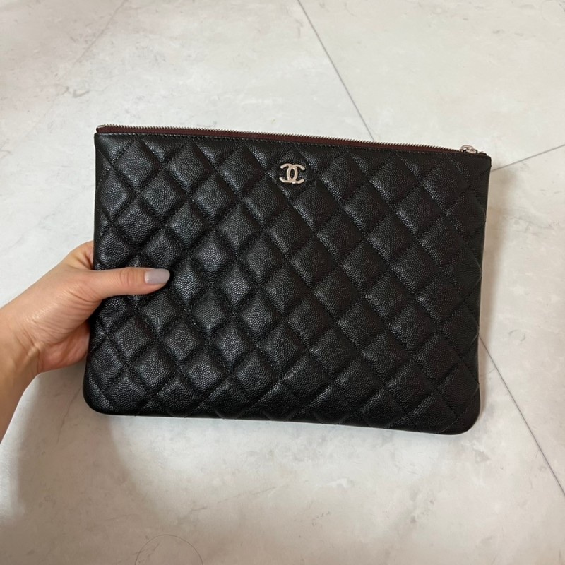 Chanel Medium Classic Pouch Grained Calfskin & Silver Black 착용 스타일 - 1