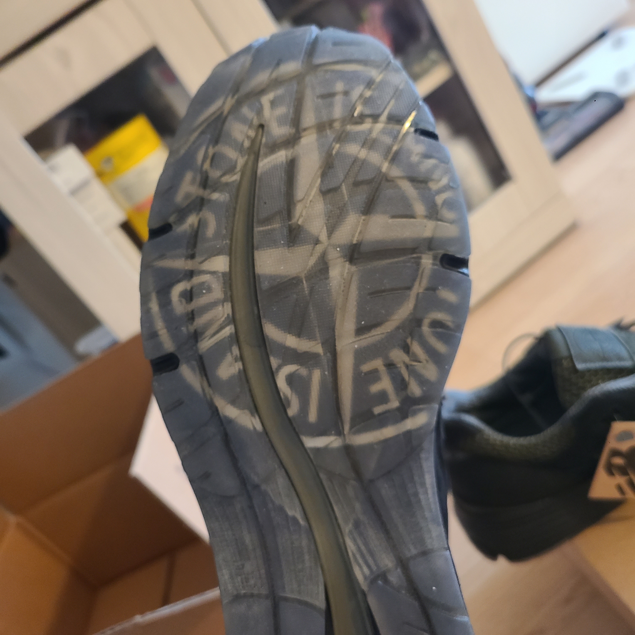 New Balance x Stone Island 991v2 Made in UK Black Olive Night 착용 스타일 - 3