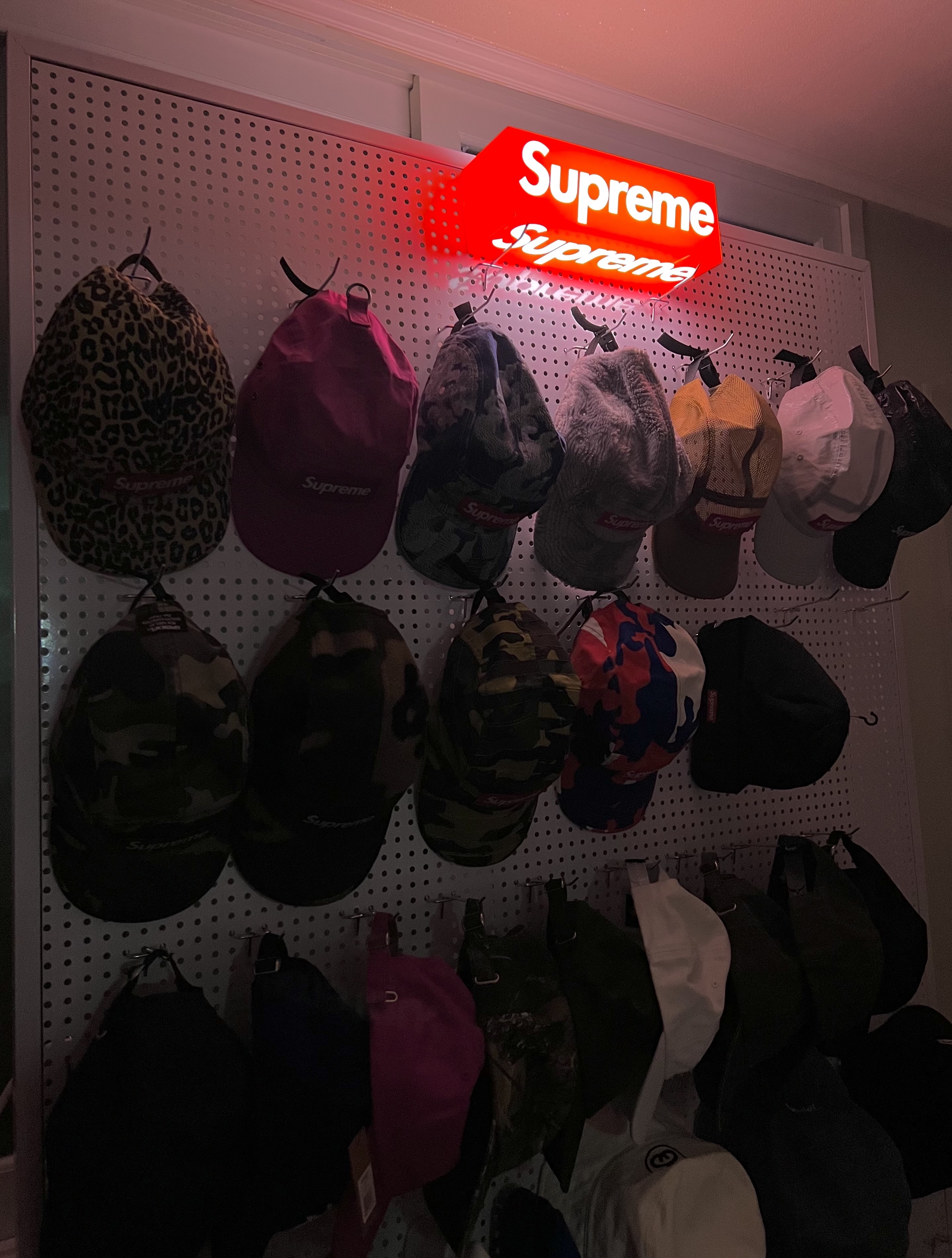 Supreme Box Logo Lamp Red - 23FW, Supreme Washed Chino Twill Camp Cap Leopard - 23FW 착용 스타일 - 1