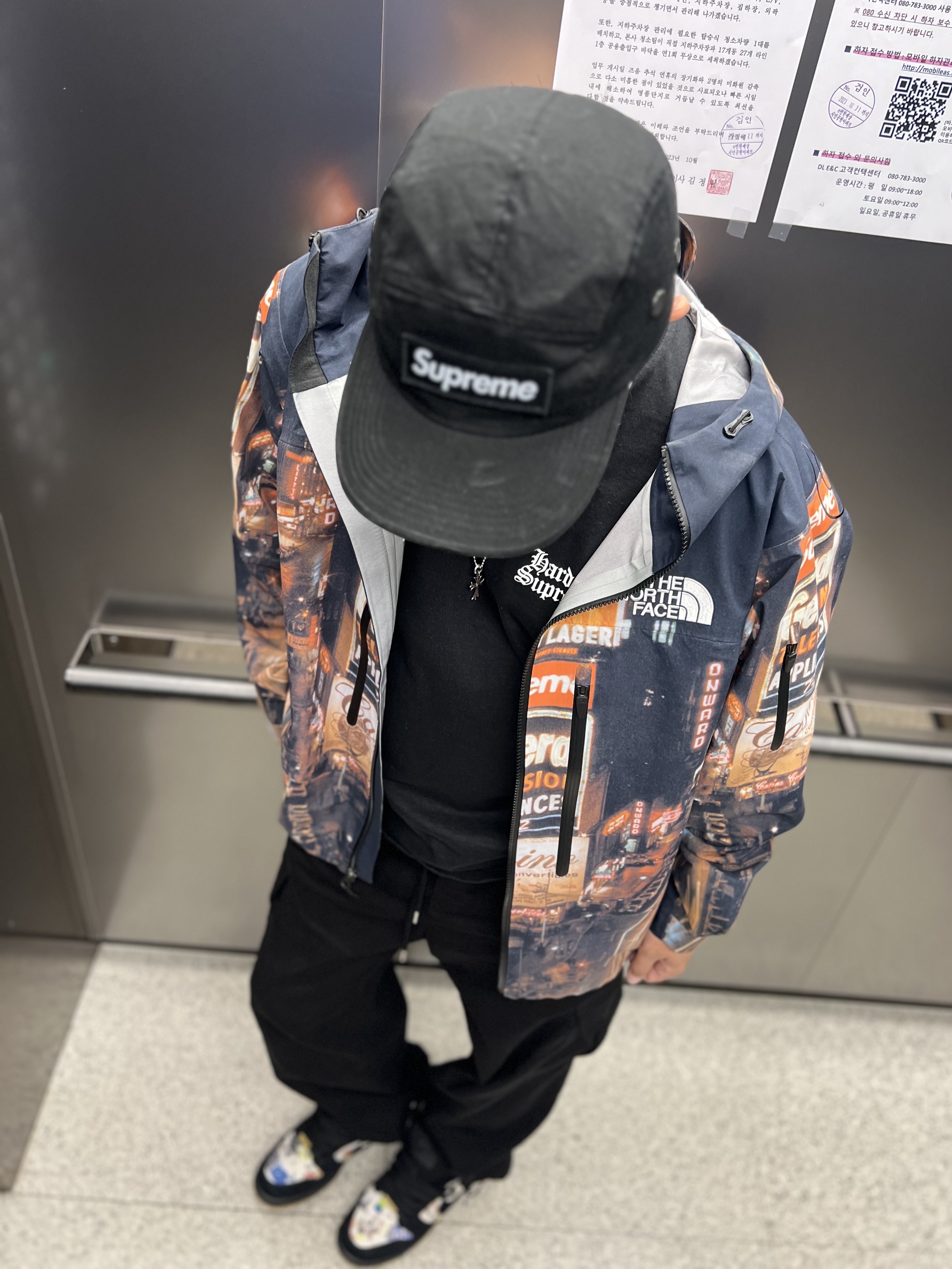Supreme x The North Face Taped Seam Shell Jacket Times Square - 22FW, Supreme Military Camp Cap Black - 22SS 착용 스타일
