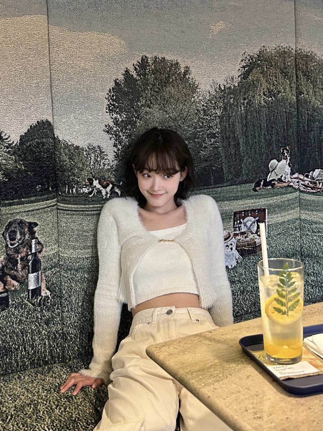 (W) Jacquemus La Maille Neve Manches Longues Fluffy Charm Logo Long Sleeve Cardigan Off White 착용 스타일 - 1