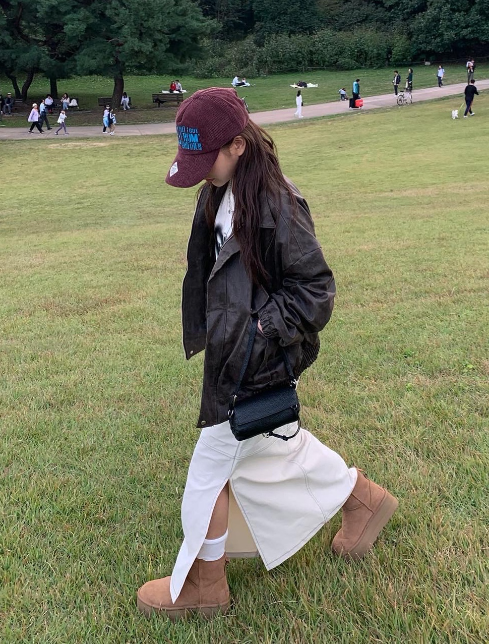 (W) UGG Classic Mini Platform Boots Chestnut 착용 스타일 - 3