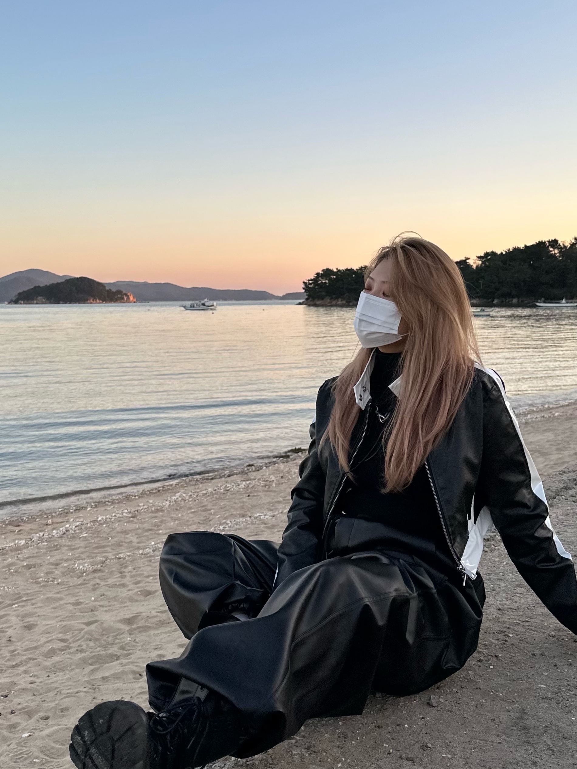 Our Legacy Ladon Leather Keychain Black 착용 스타일 - 4