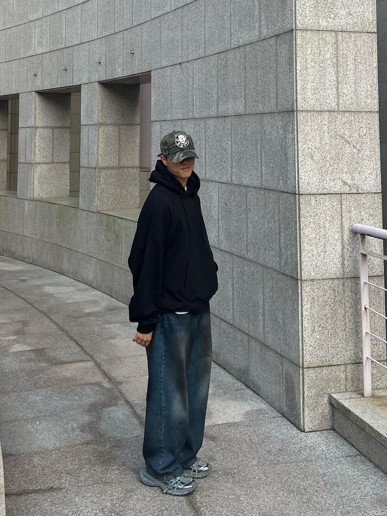 Balenciaga 3XL Sneakers Grey Black 착용 스타일 - 3