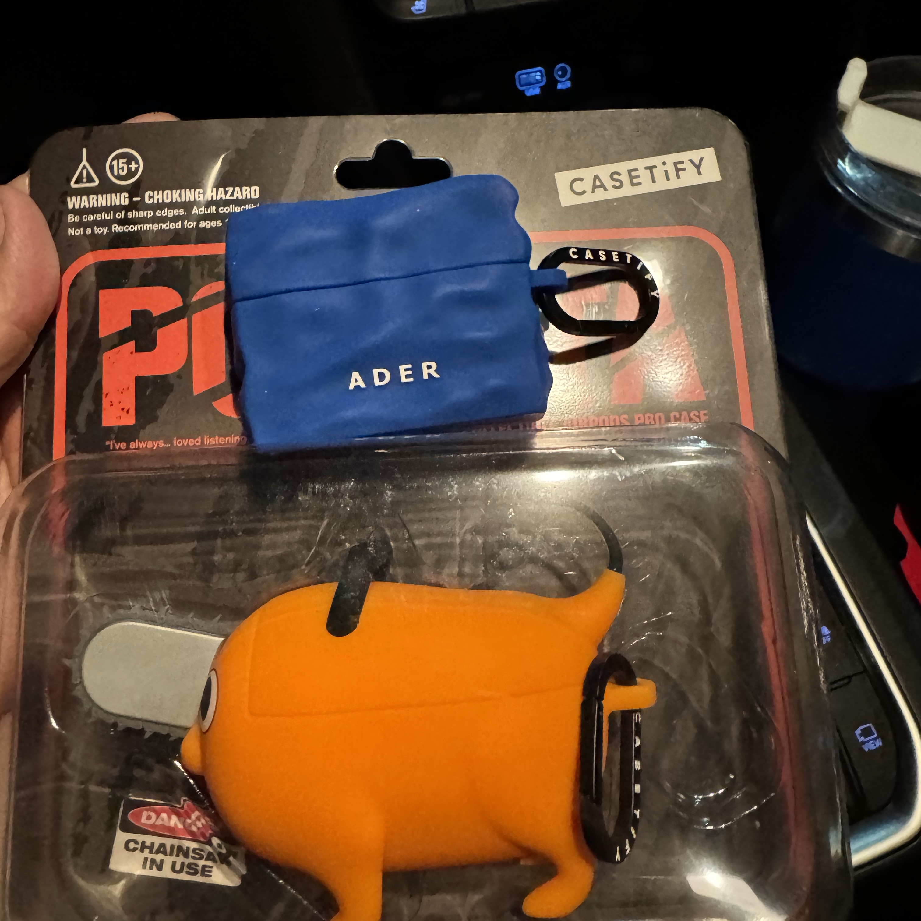 Casetify x Chainsaw Man Pochita Collectible AirPods Pro 1st/2nd Gen Case 착용 스타일